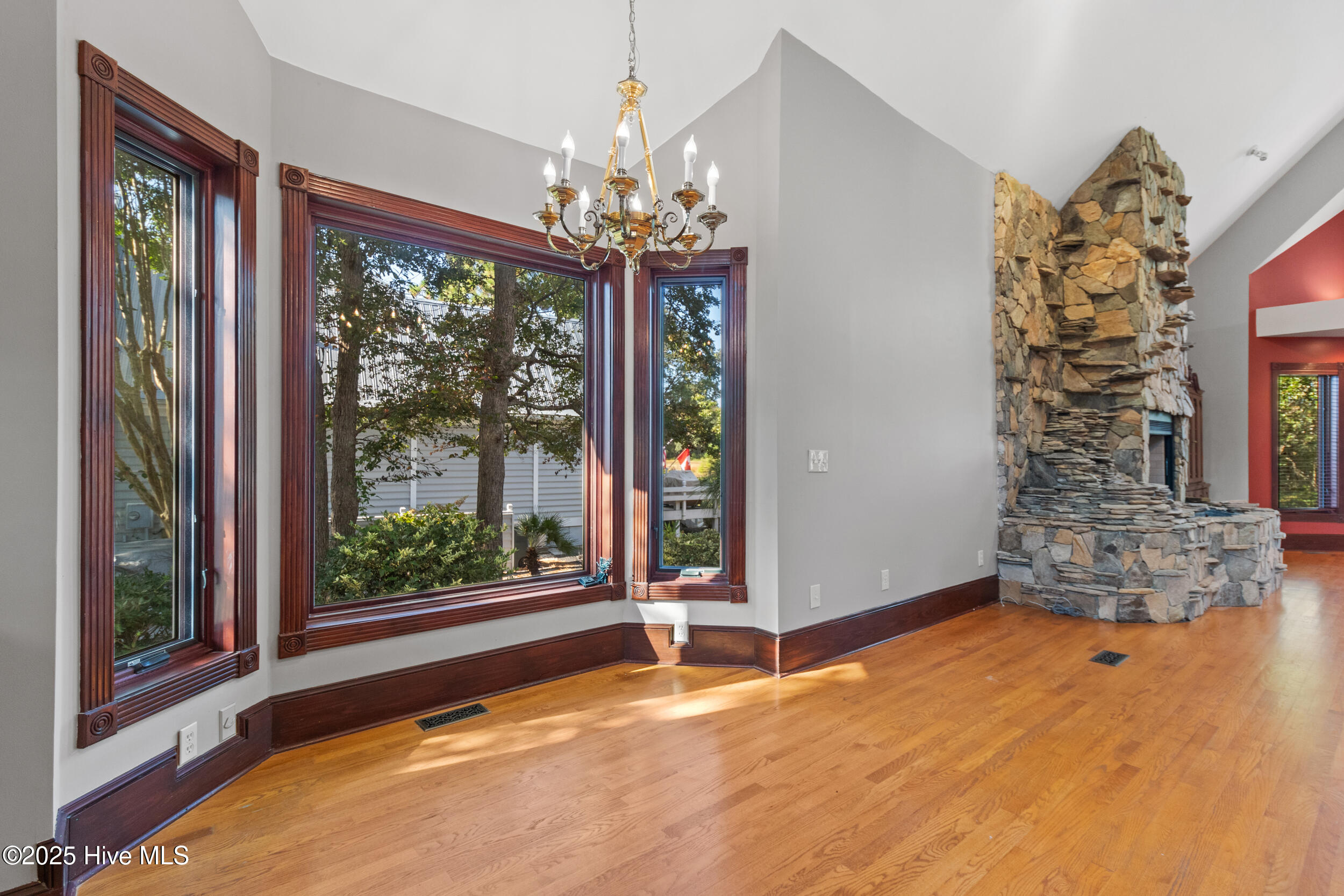 100531940 | Photo 30