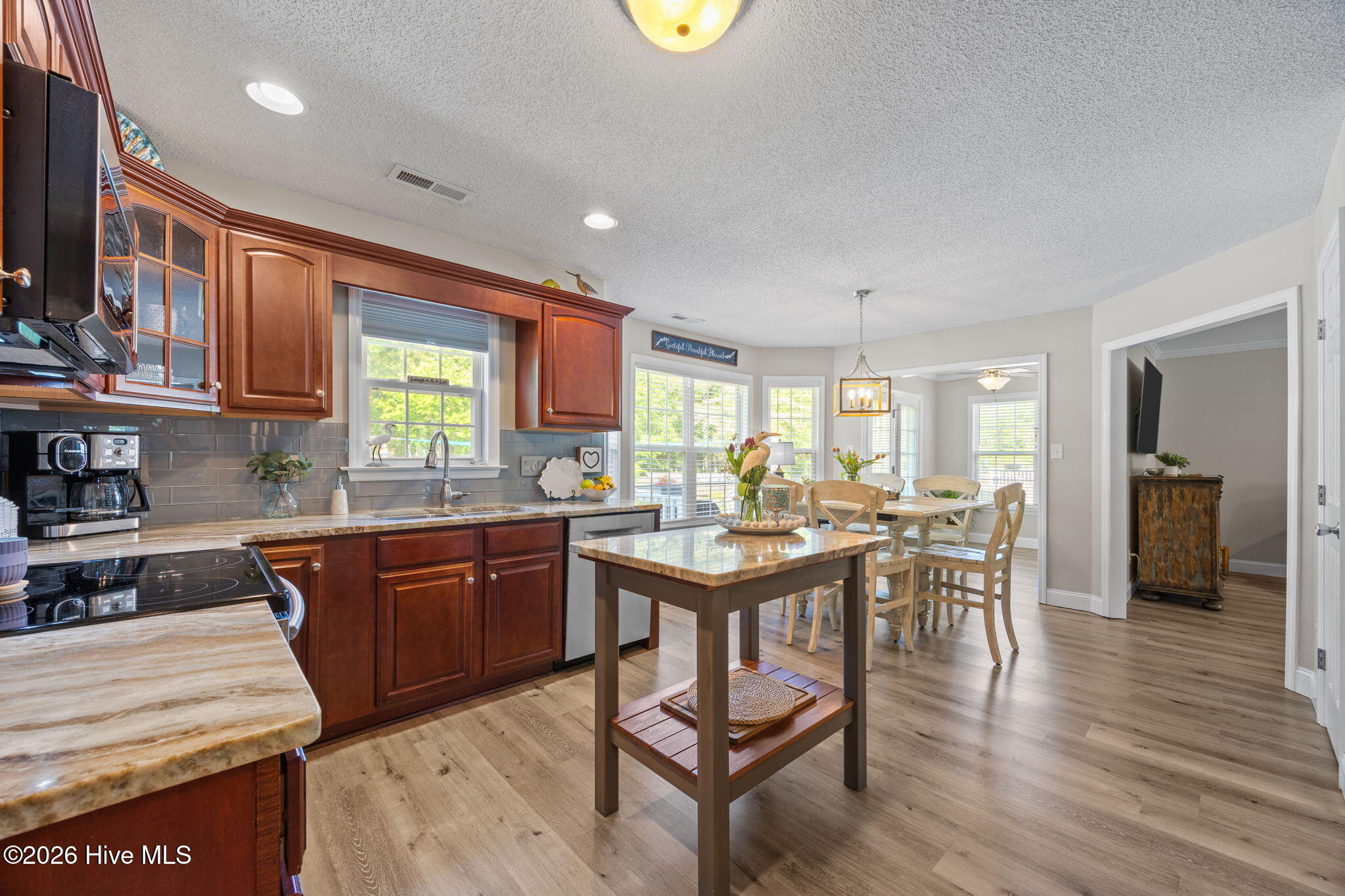 100568672 | Photo 24