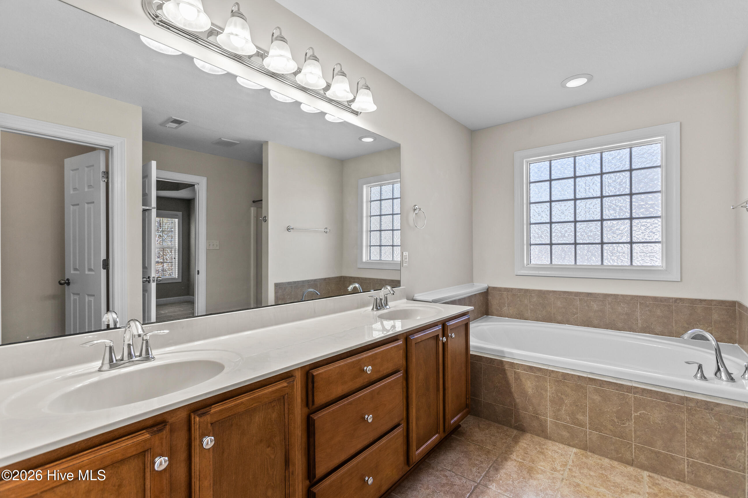 100561701 | Photo 26