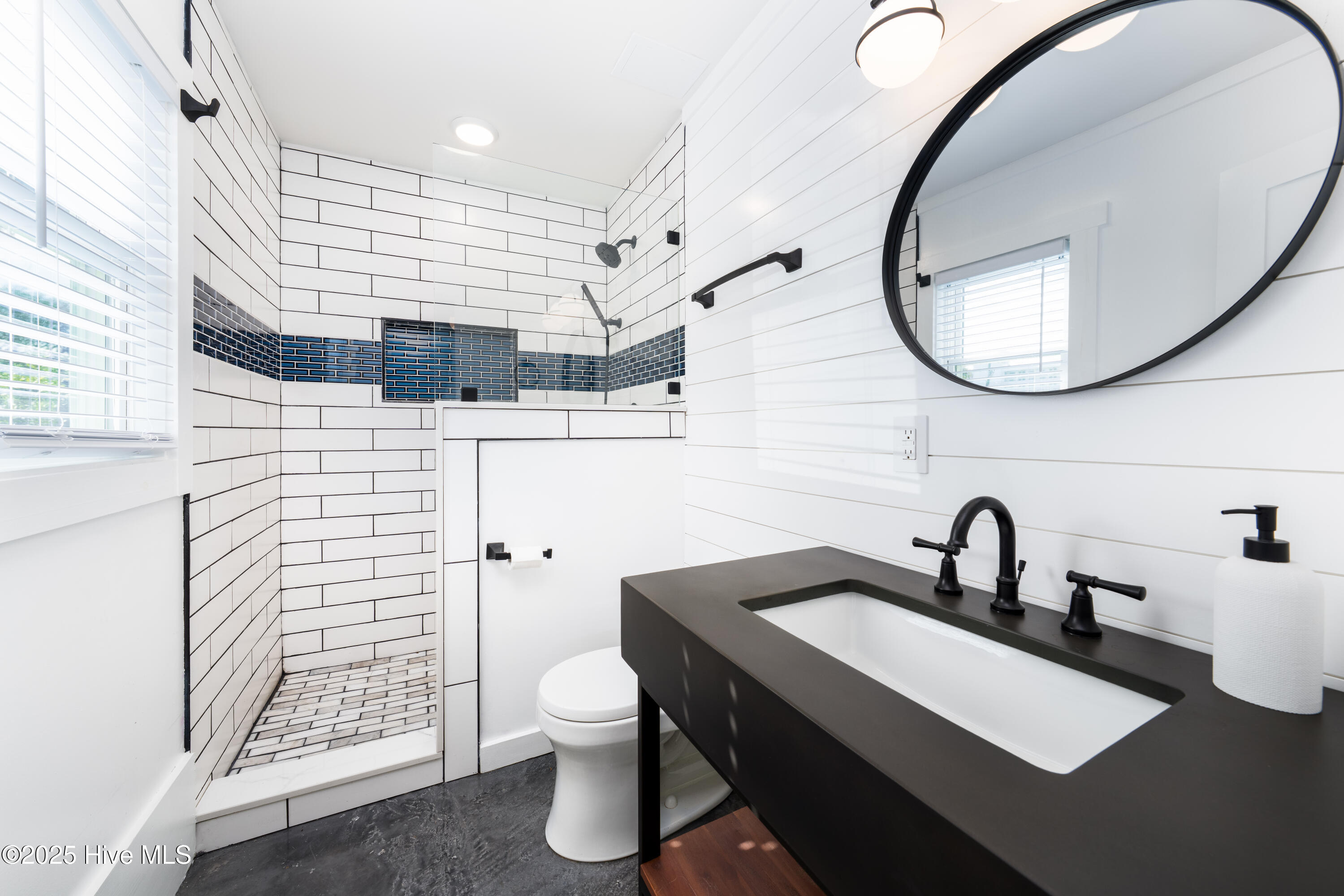 100494864 | Photo 36