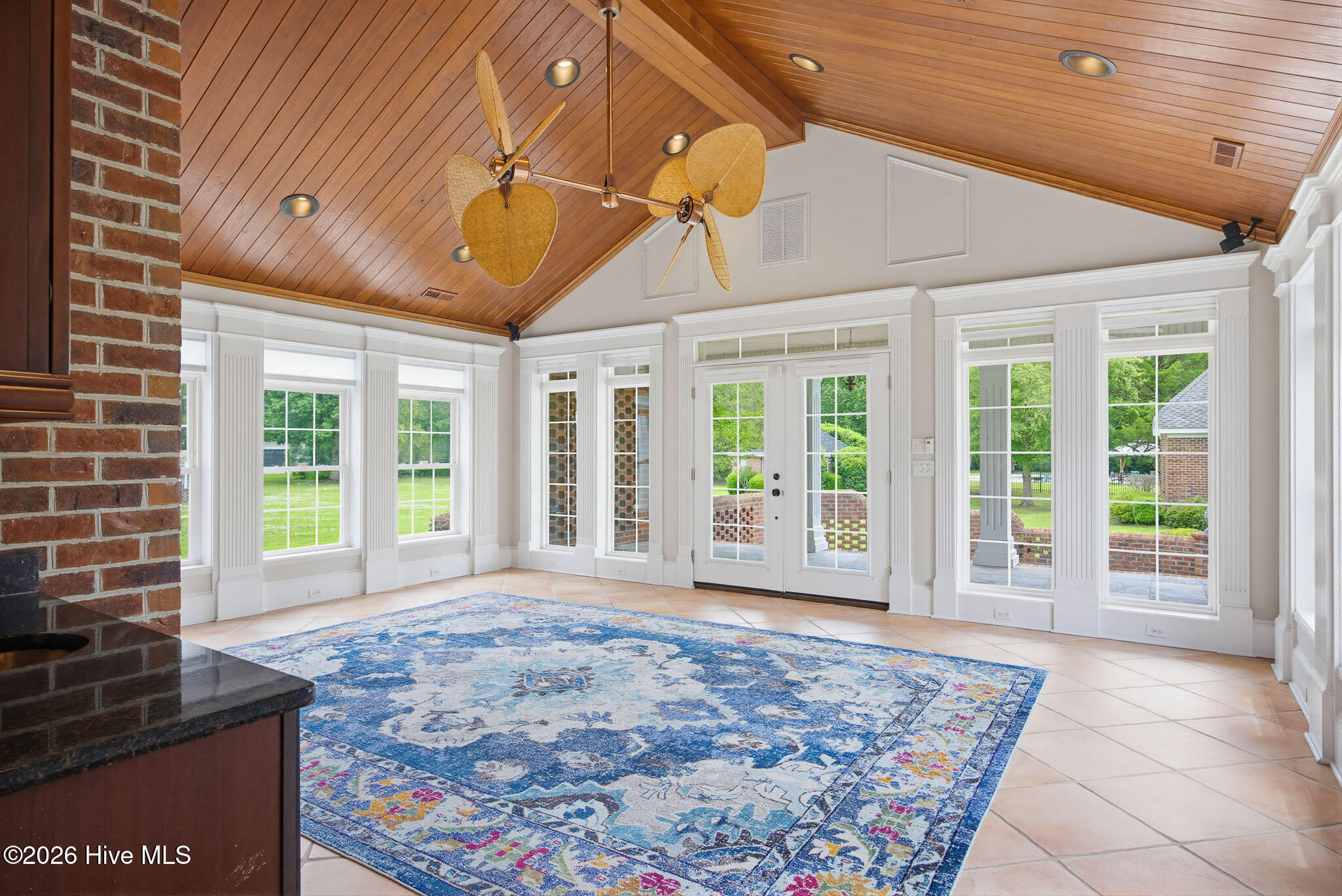 100570266 | Photo 24