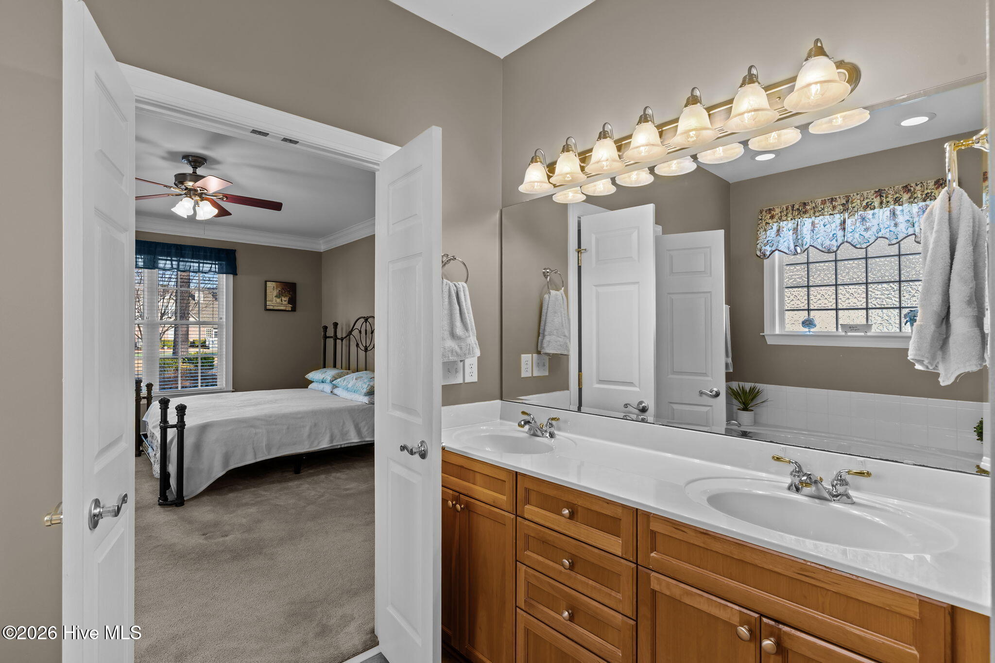 100548977 | Photo 19