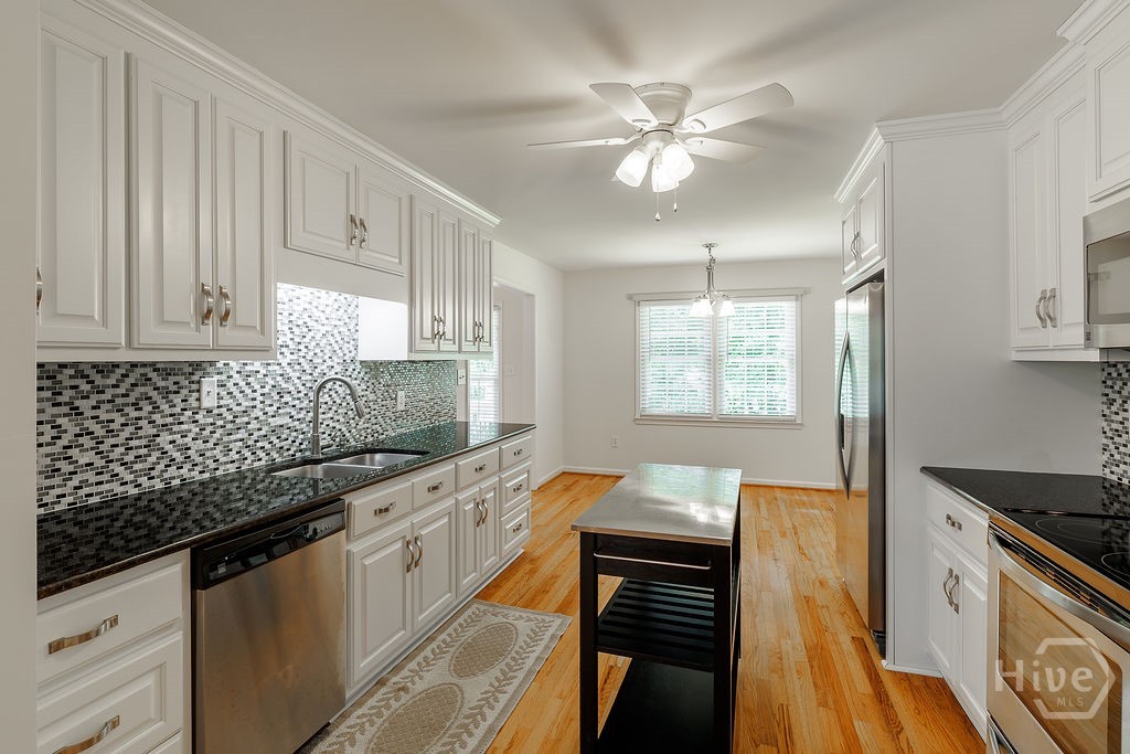 Kitchen and Breakfast