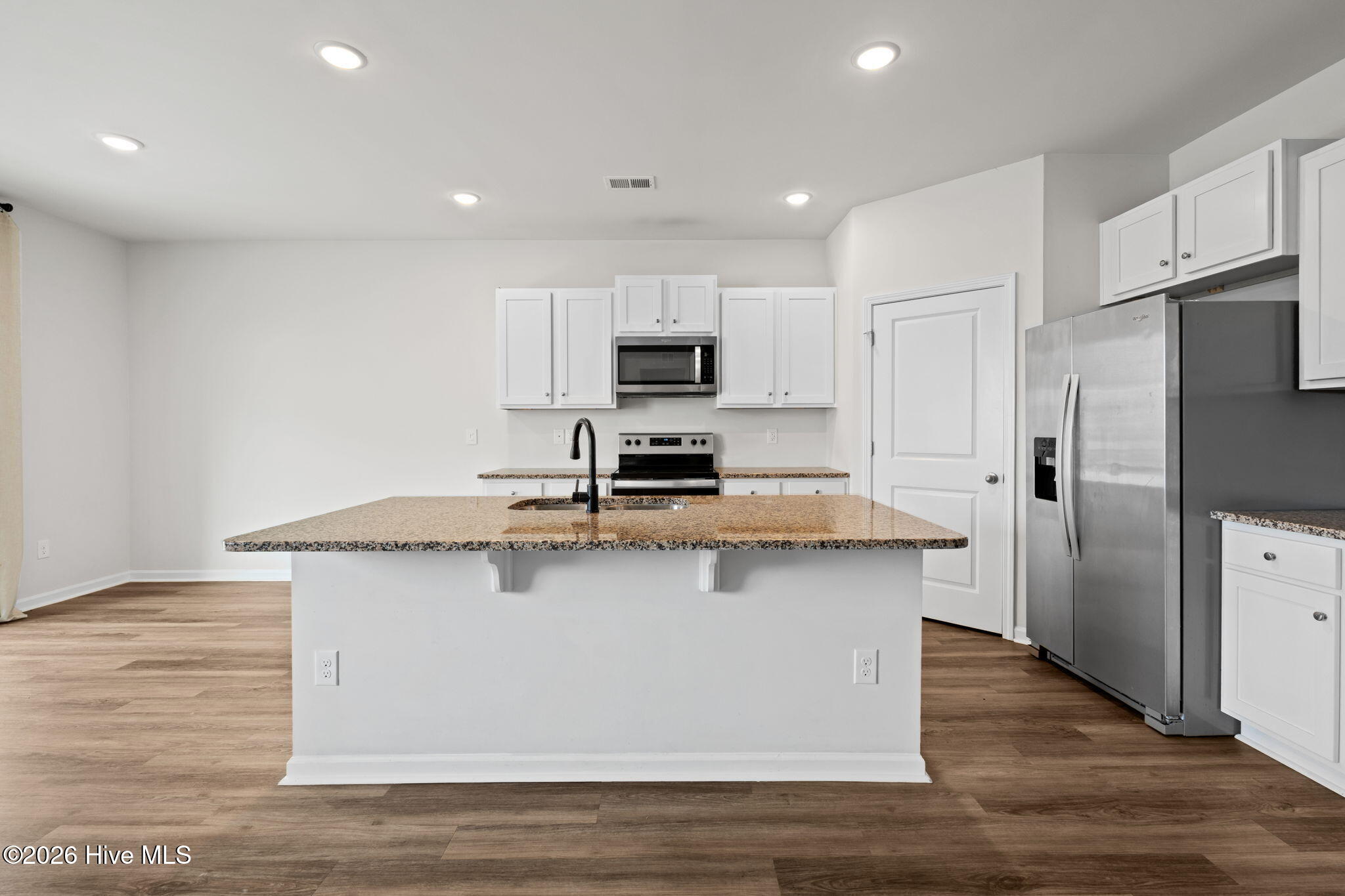 100592714 | Photo 15