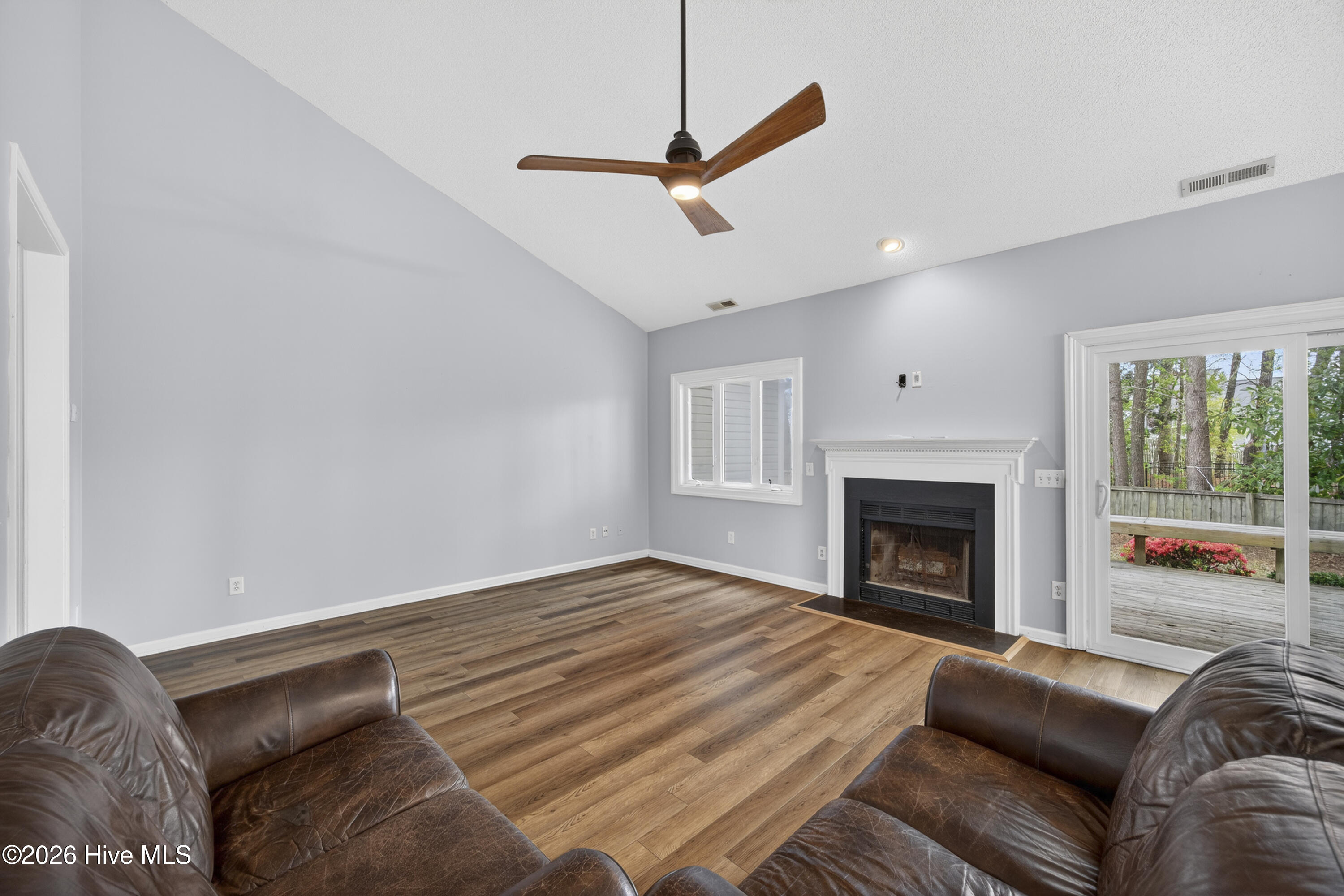 100565929 | Photo 23