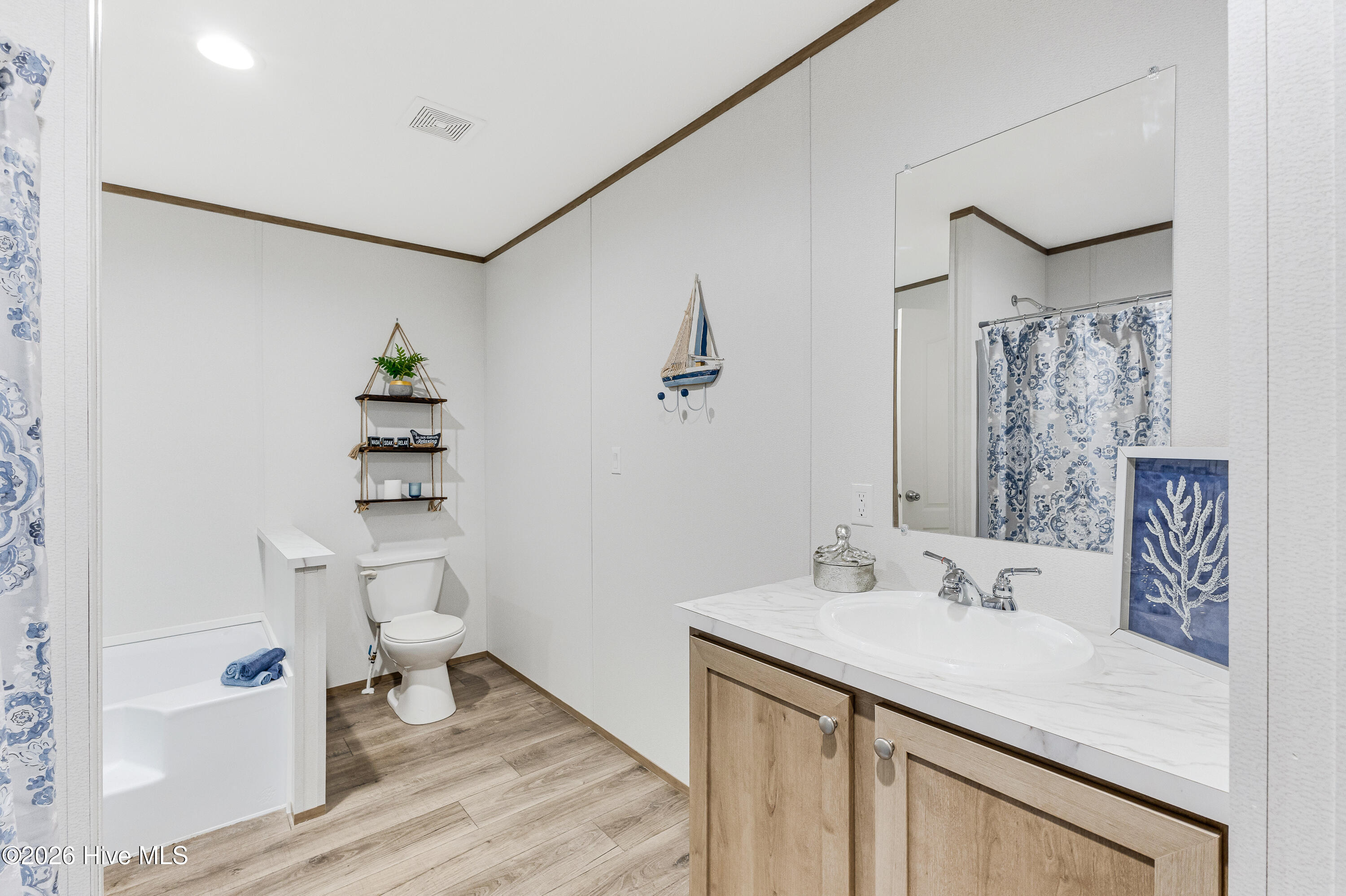 100568347 | Photo 28