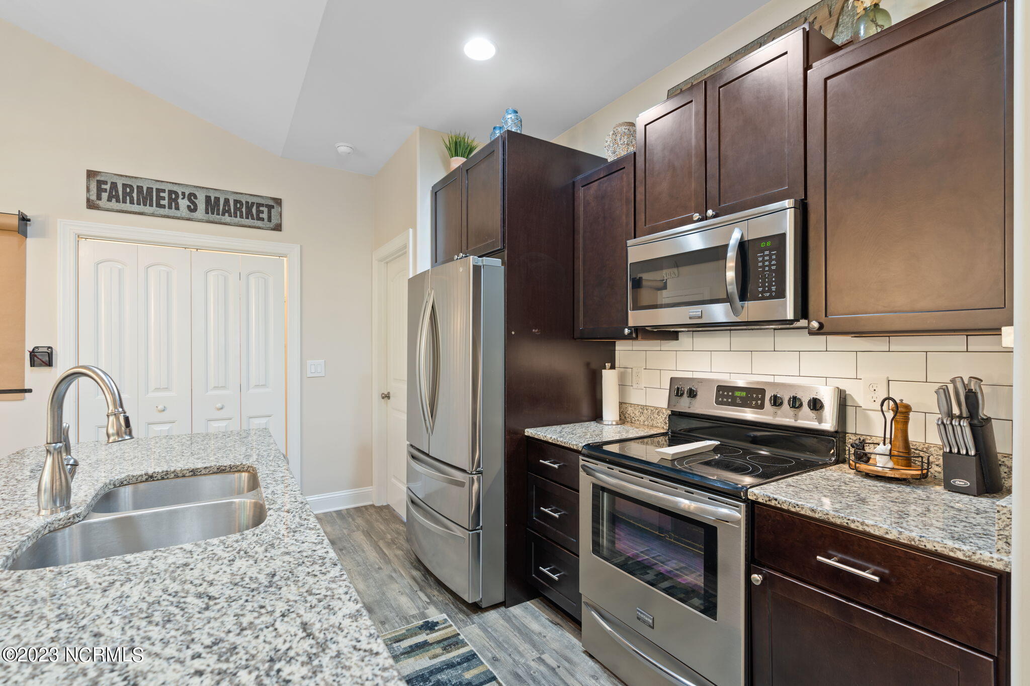 100568297 | Photo 10