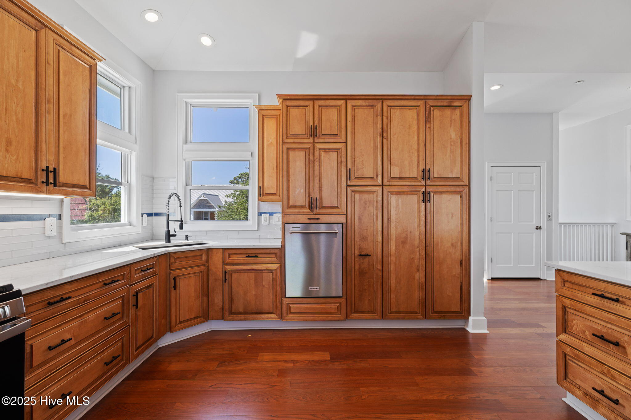 100548263 | Photo 25