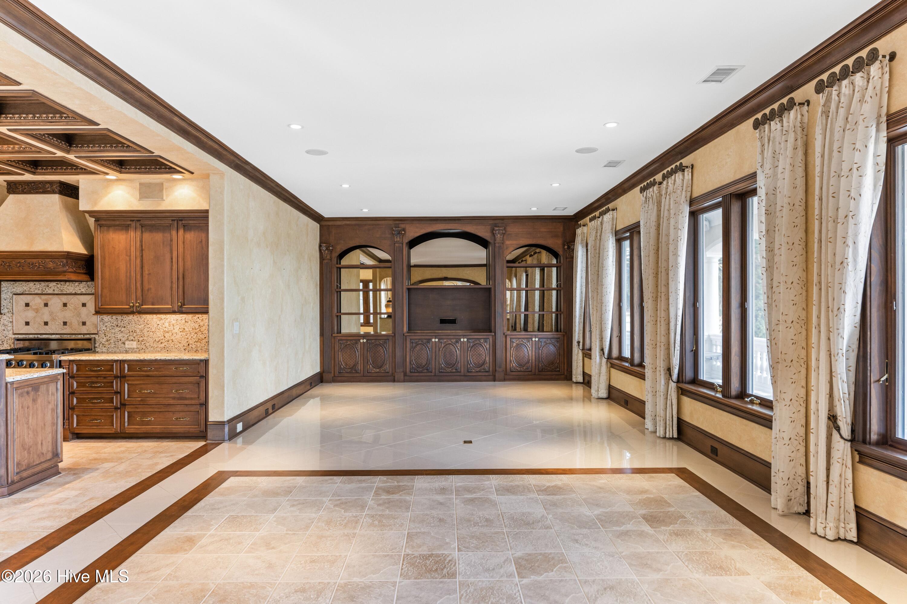 100557099 | Photo 15