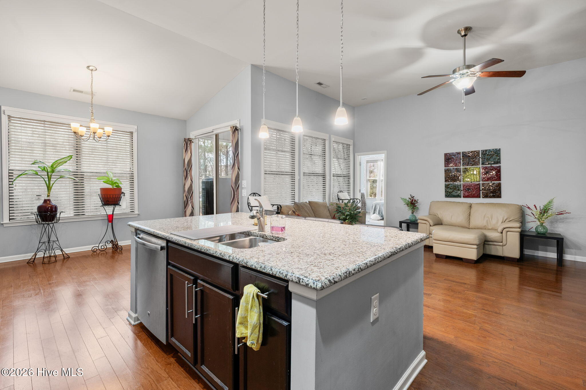 100557369 | Photo 29