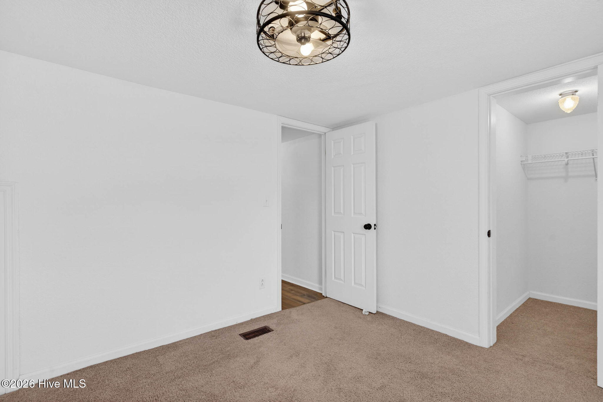 100565671 | Photo 16