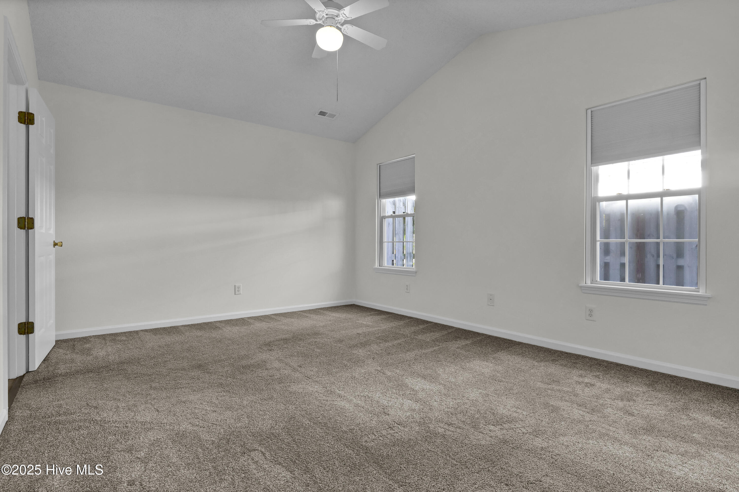 100540717 | Photo 15