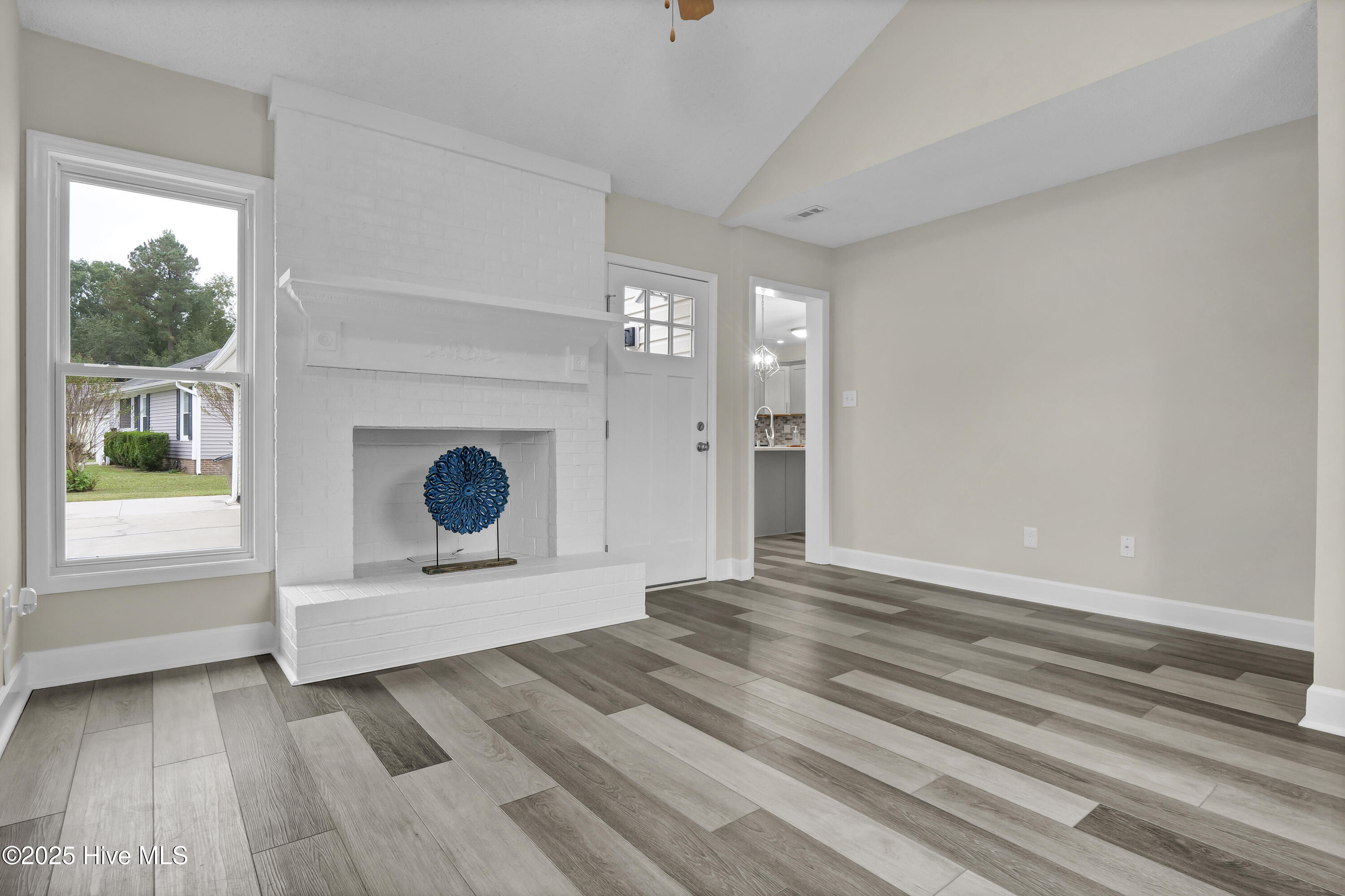 100533460 | Photo 13