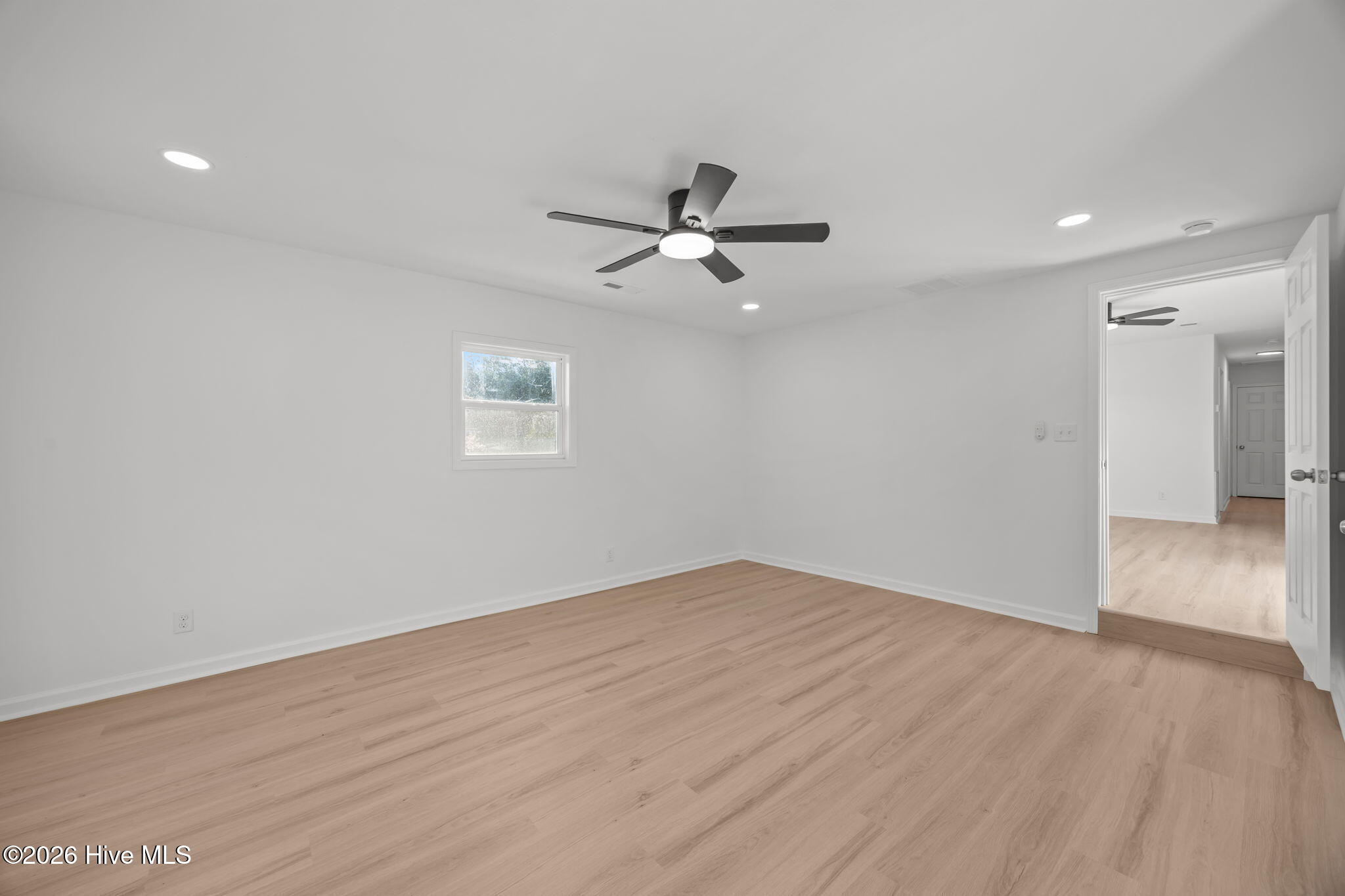 100548190 | Photo 22