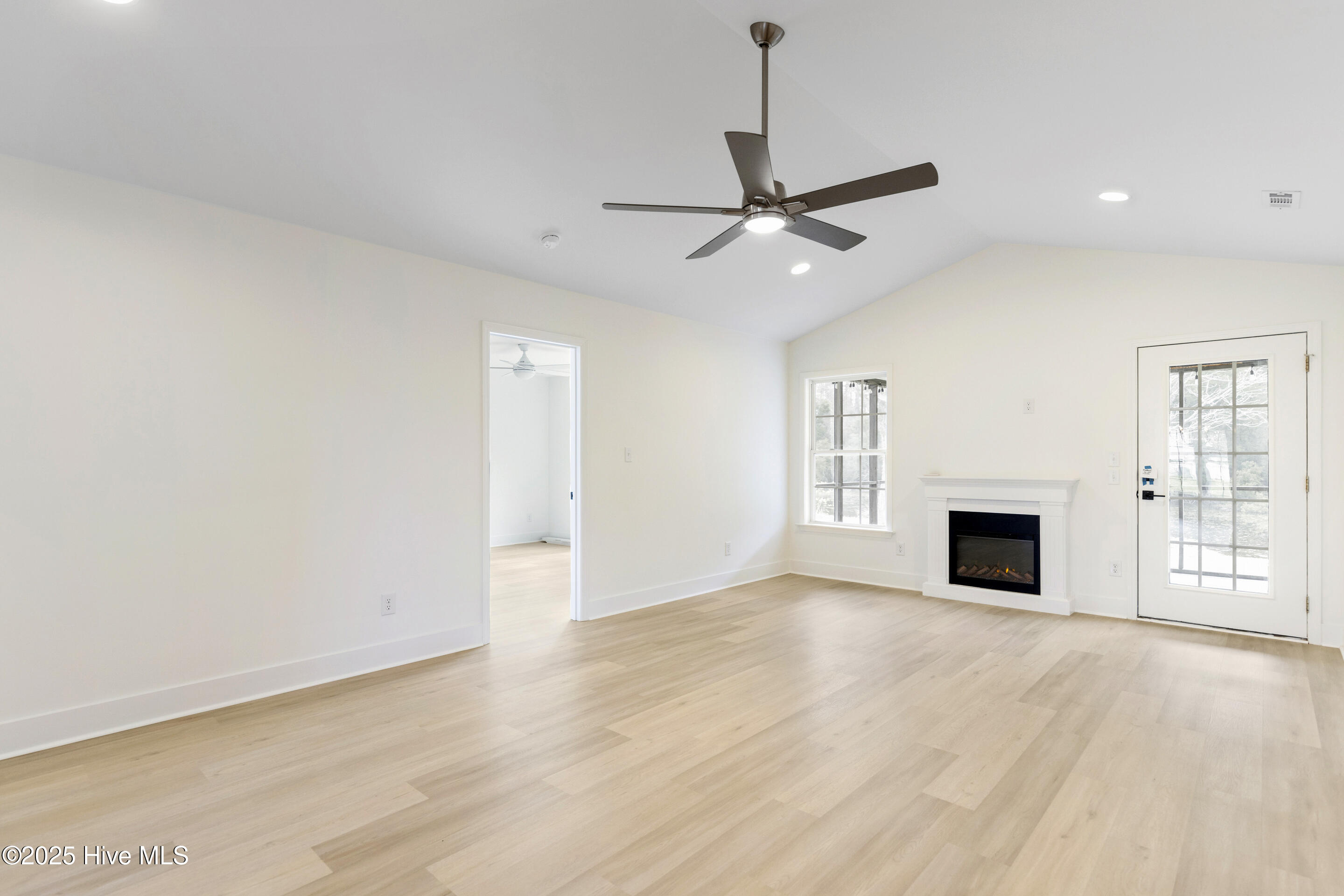 100548000 | Photo 18