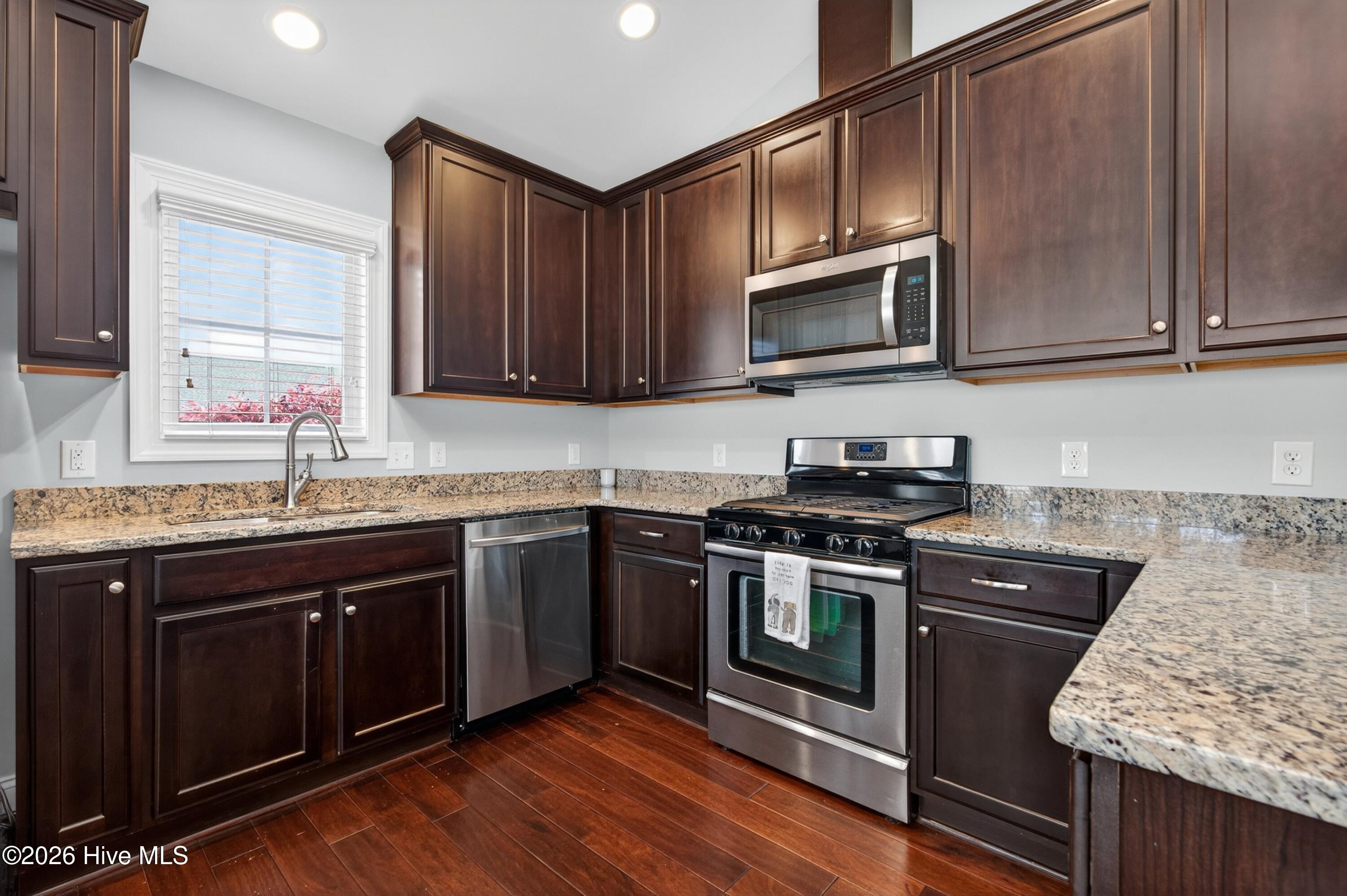 100566210 | Photo 16