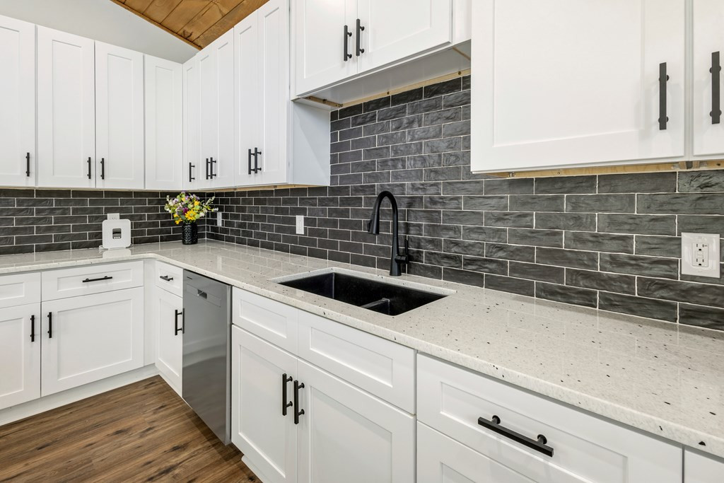 Love that tile backsplash