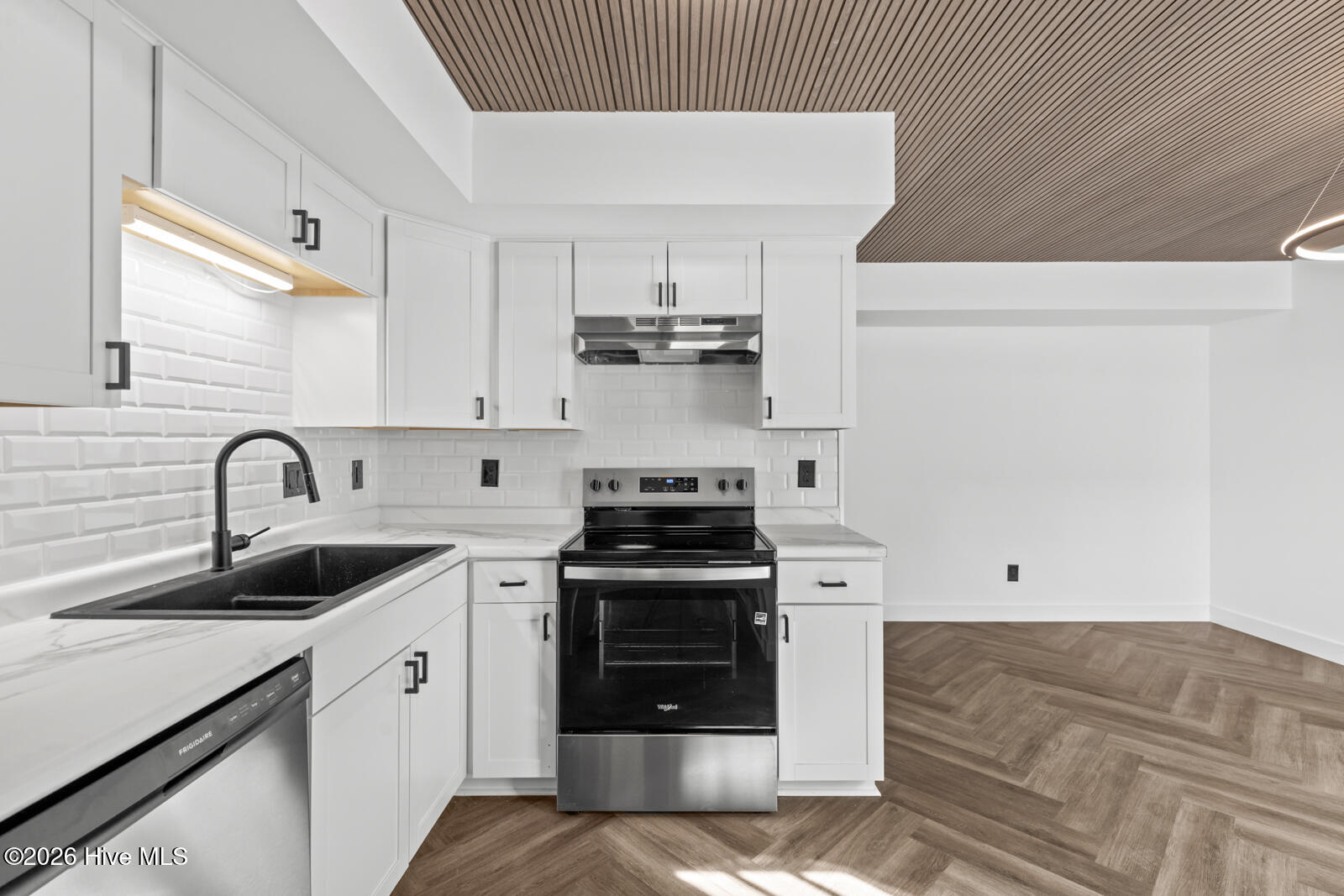 100568123 | Photo 11