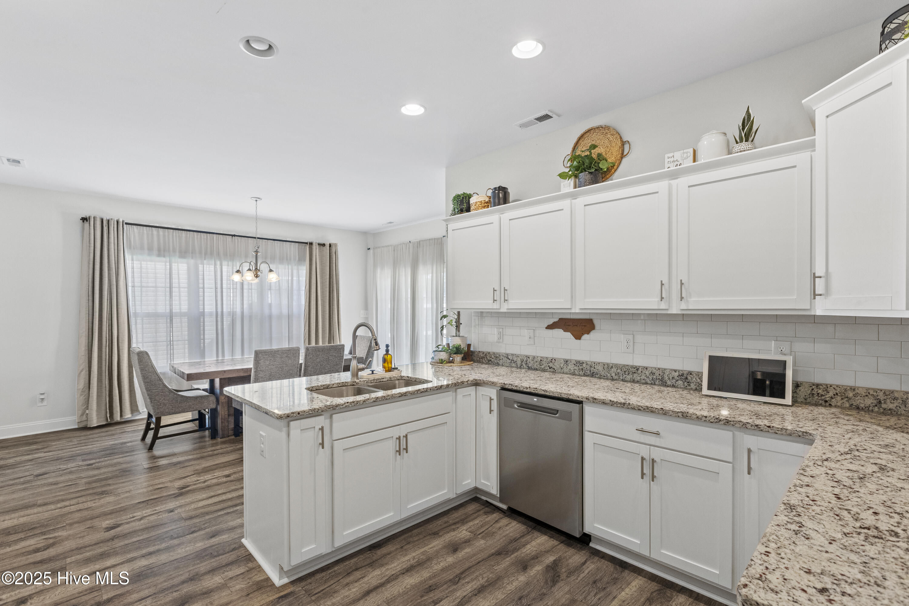 100518858 | Photo 12