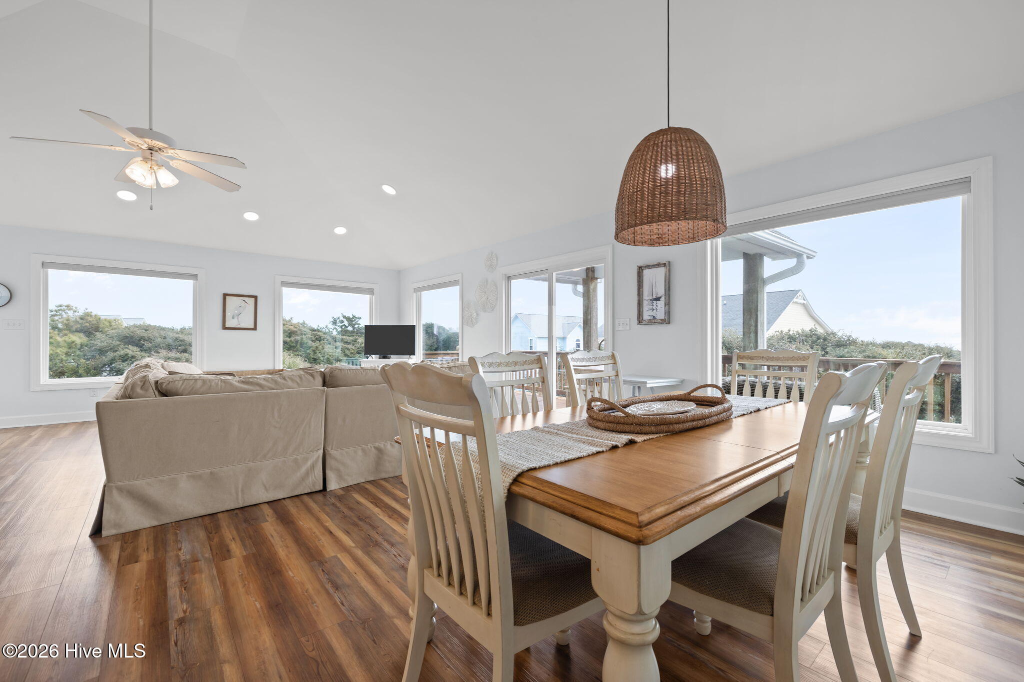 100547357 | Photo 23