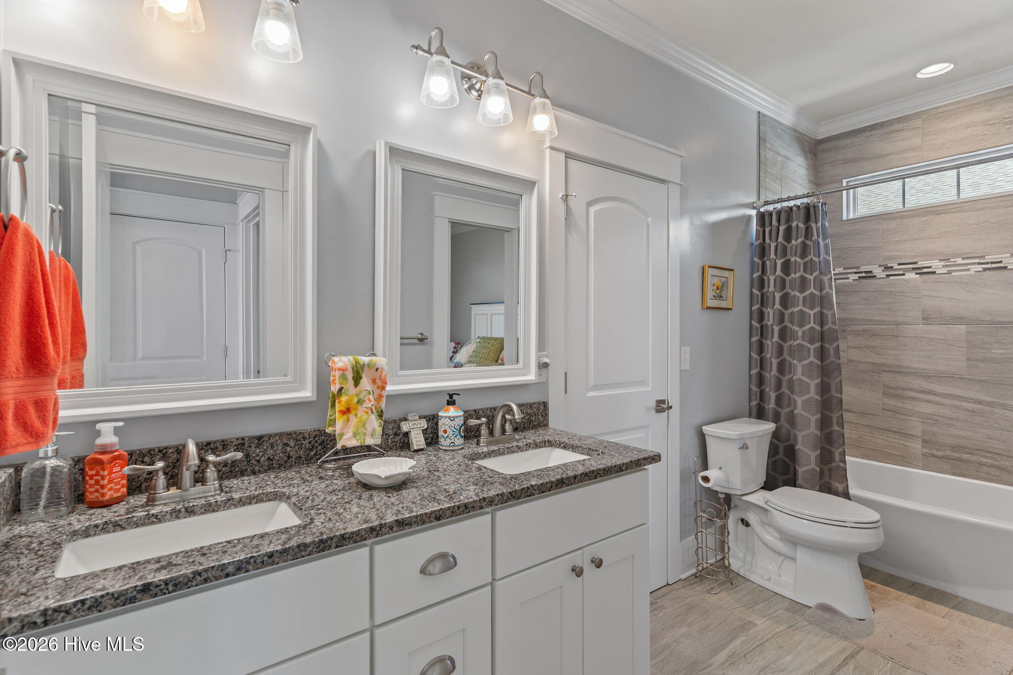 100562784 | Photo 42