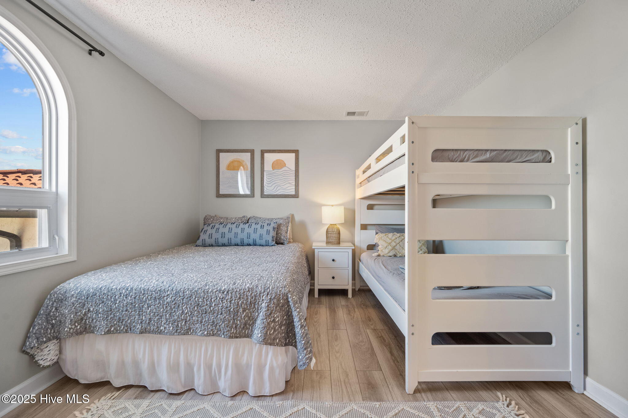 100536613 | Photo 19