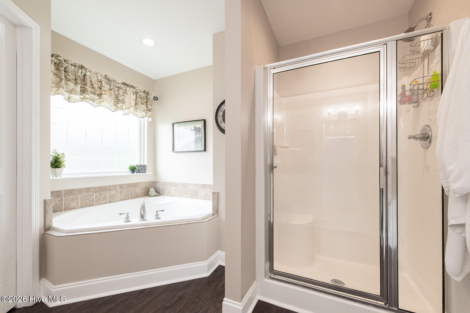Soaking Tub & Walk-in Shower!