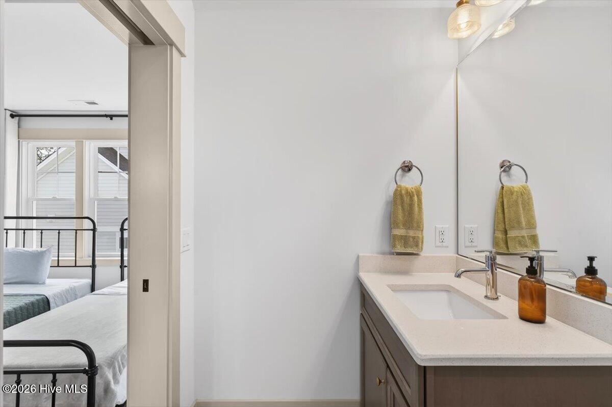 100549175 | Photo 33