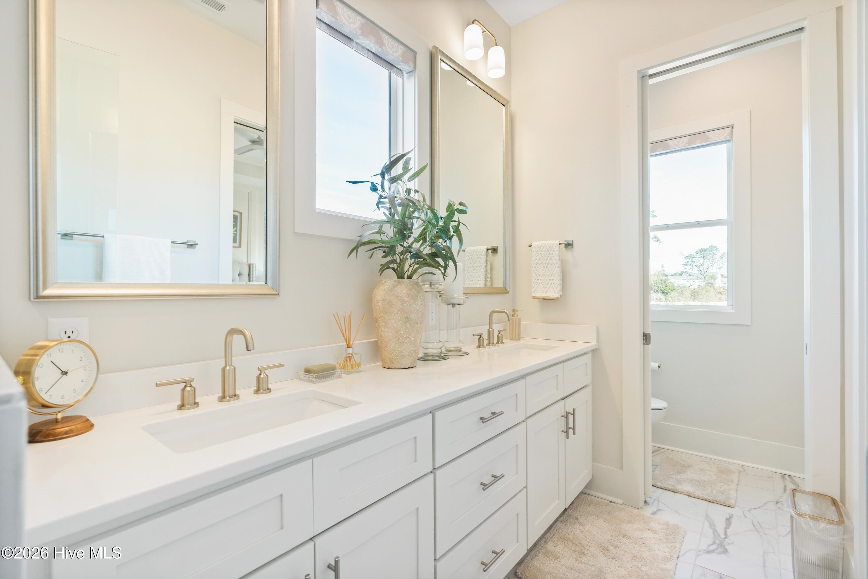 100546830 | Photo 46