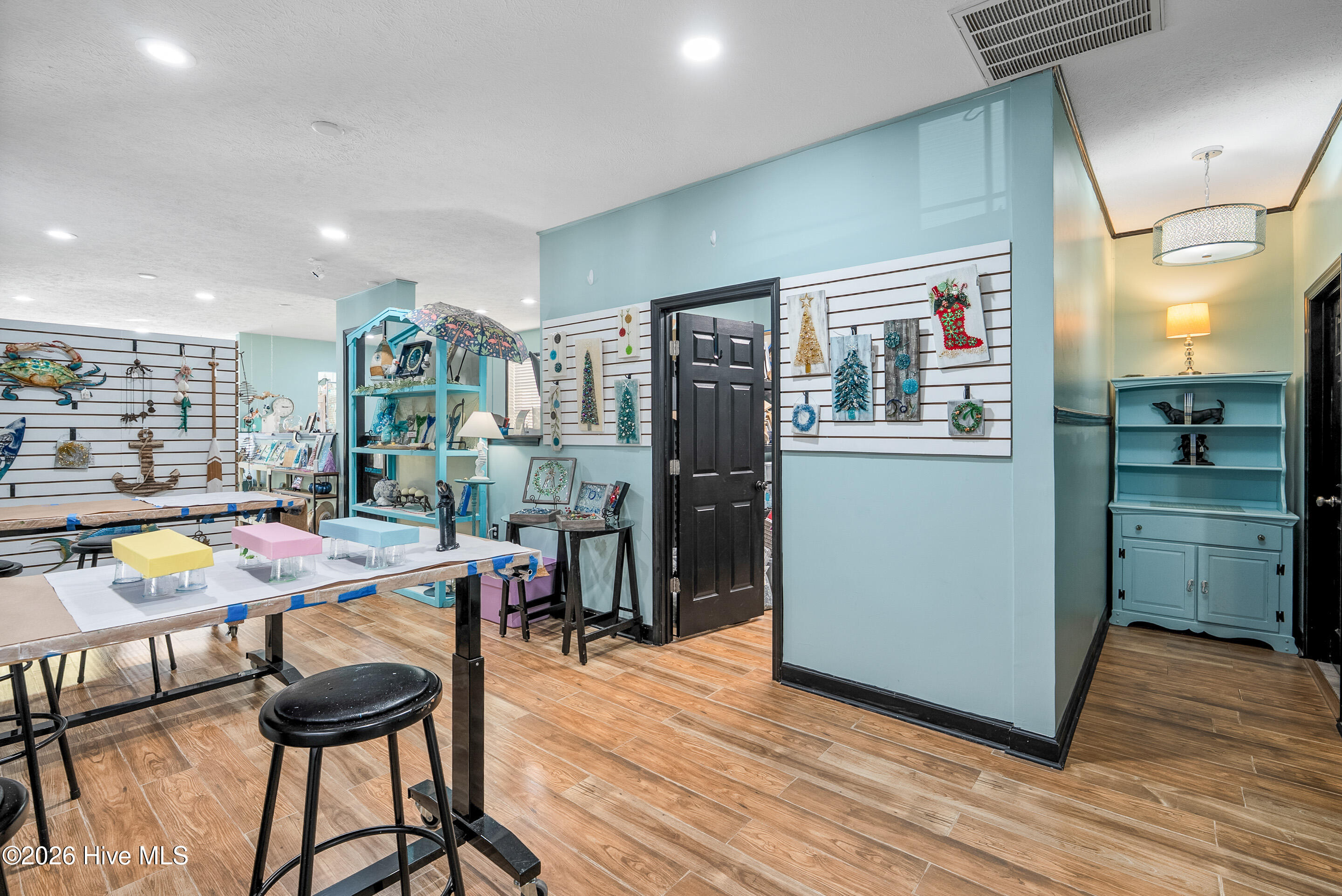 100556890 | Photo 25