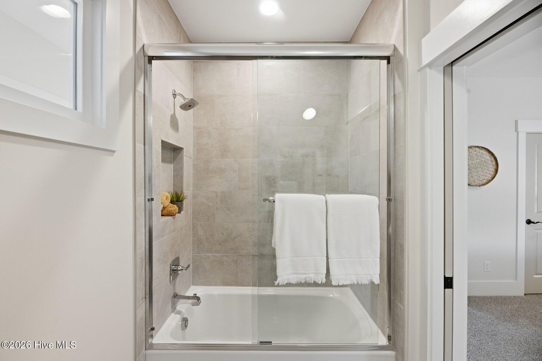 100490520 | Photo 35