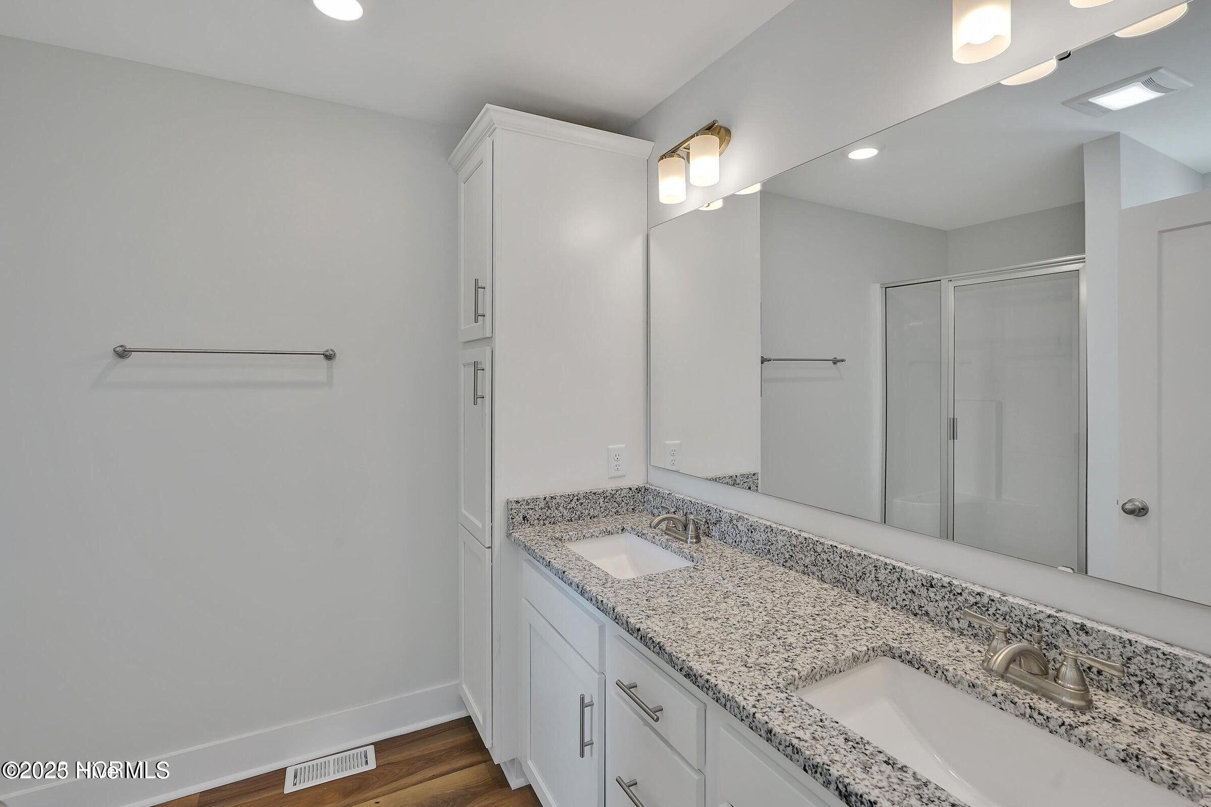 100538285 | Photo 15