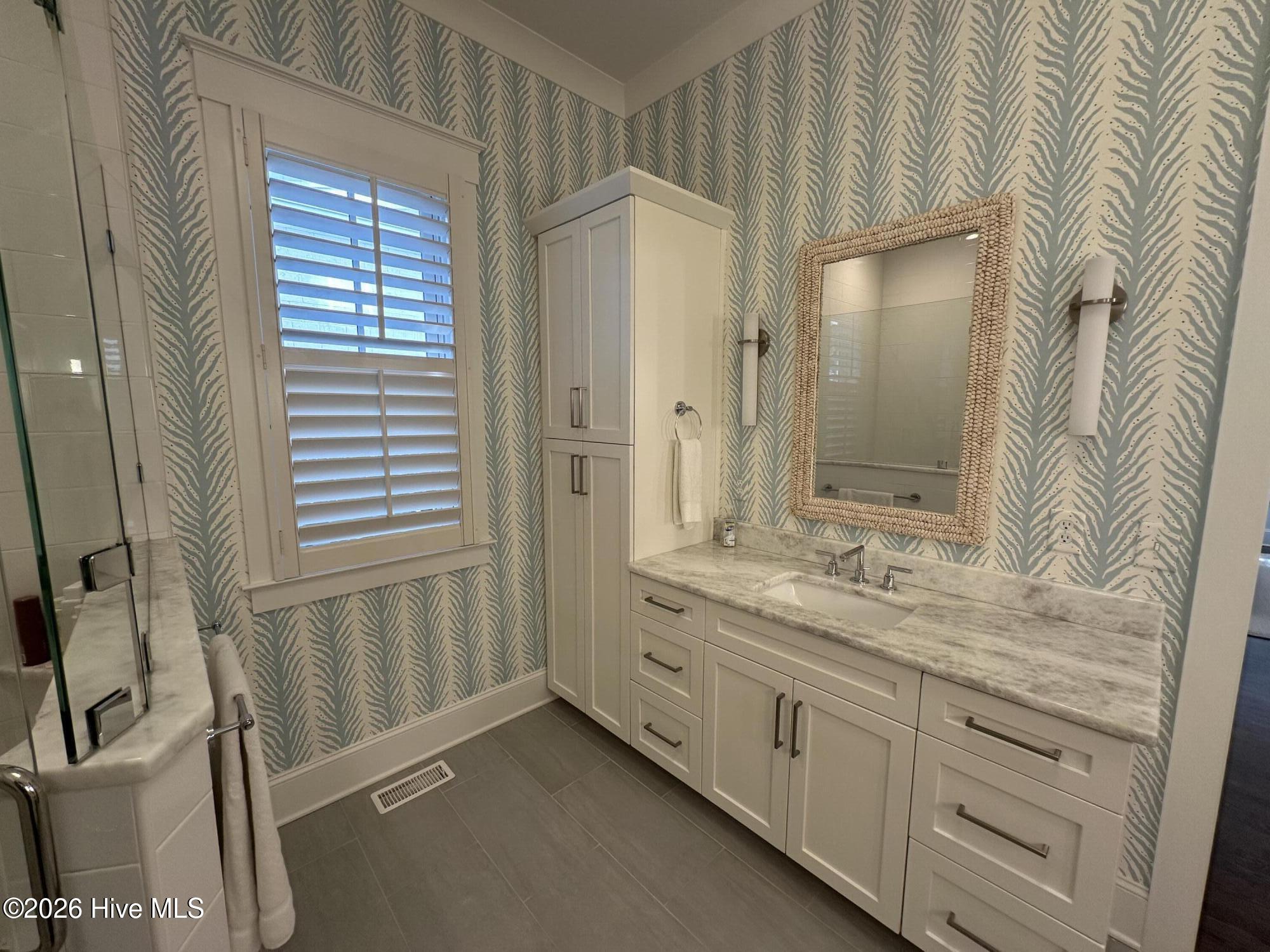 100562108 | Photo 14