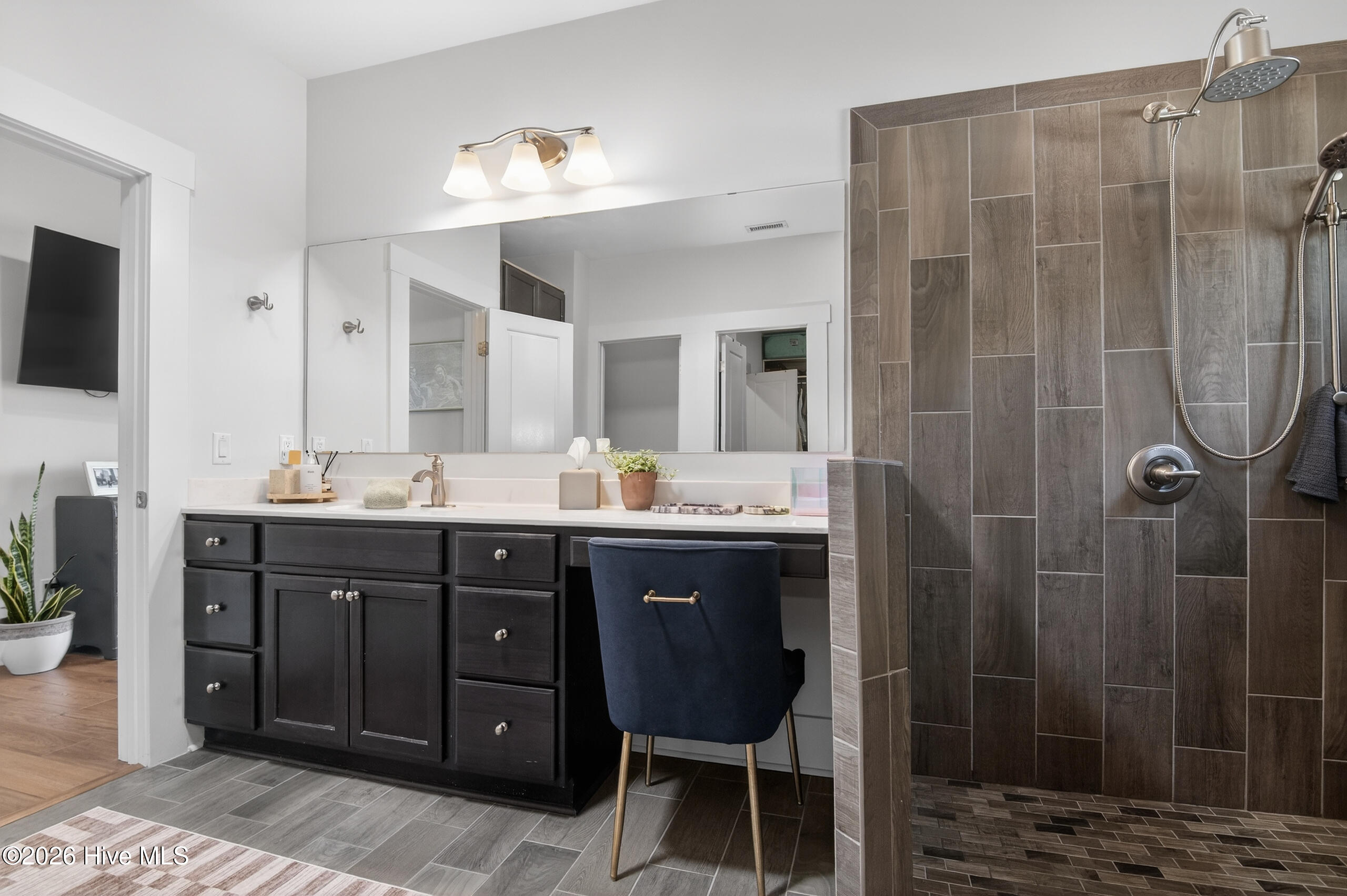 100565321 | Photo 46