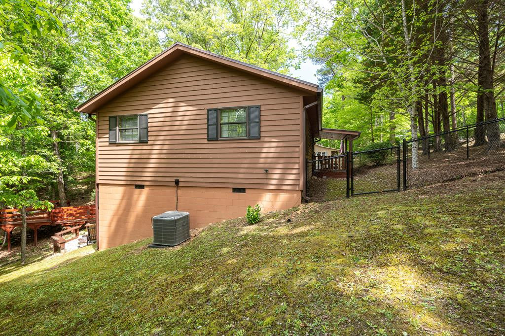 Exterior photo of 9 Settlers Crossing Way, Murphy, NC 28906. MLS: 98544466