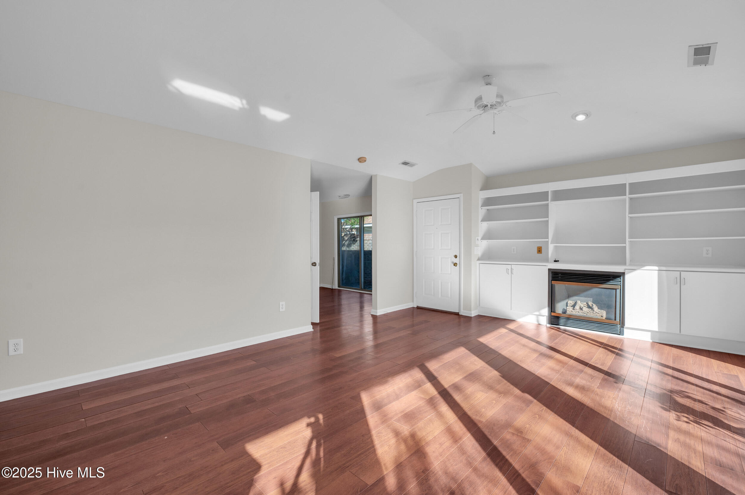 100547235 | Photo 15