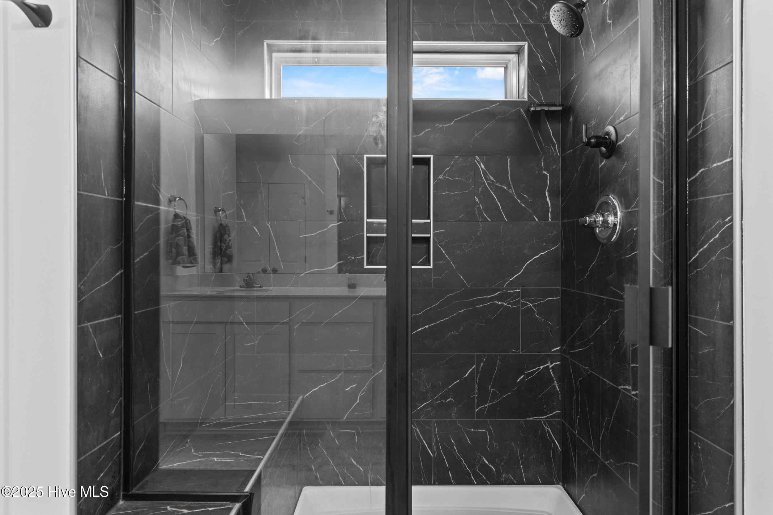 100563734 | Photo 32