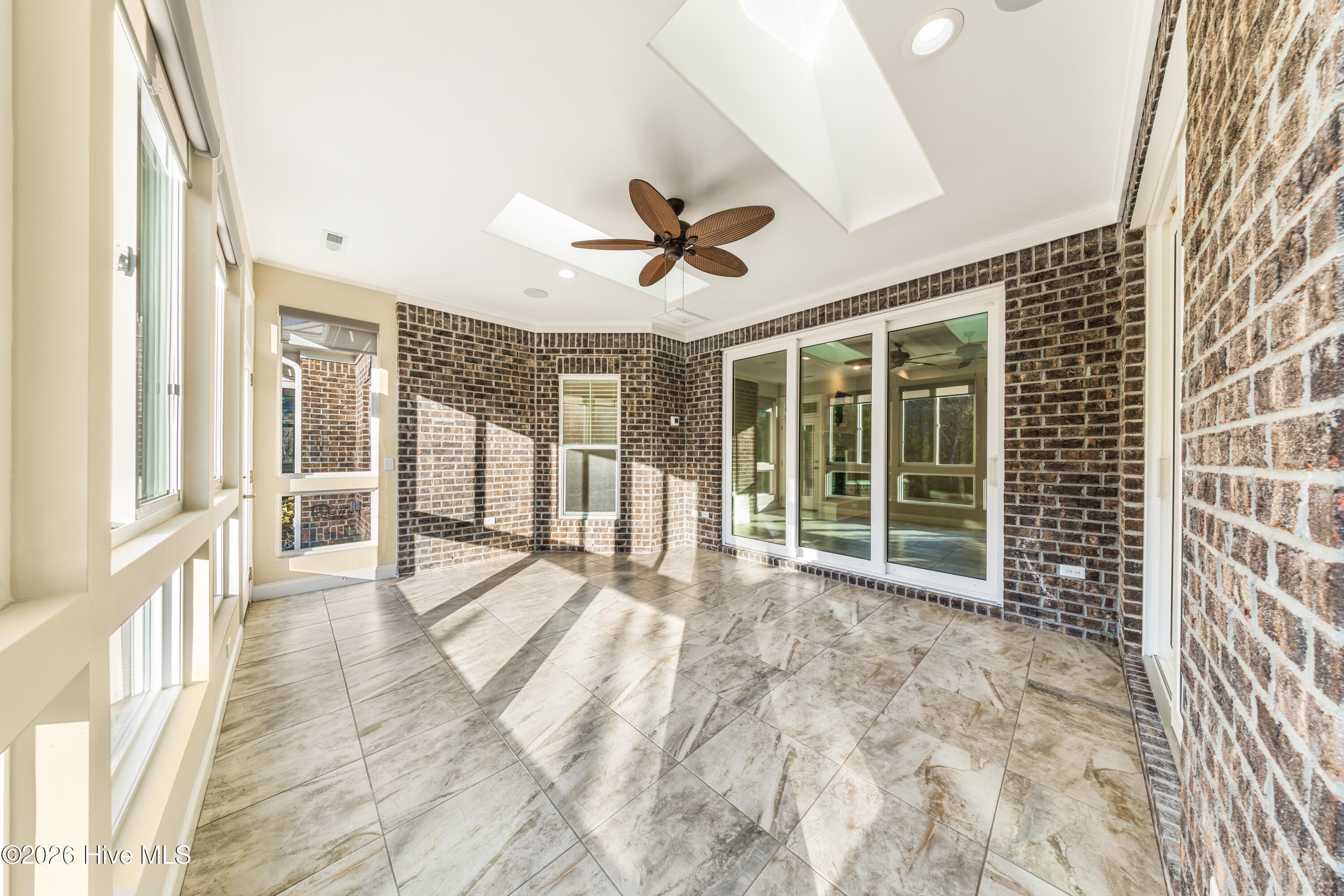 100536175 | Photo 33