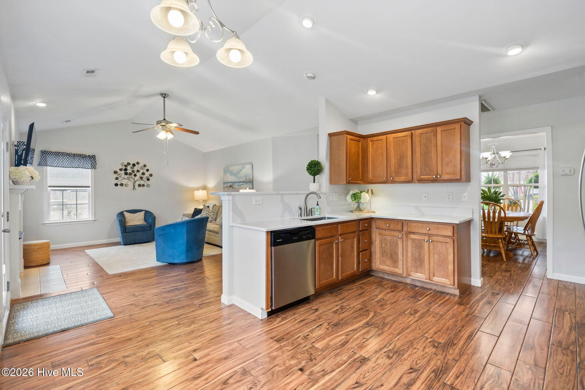 100557294 | Photo 15