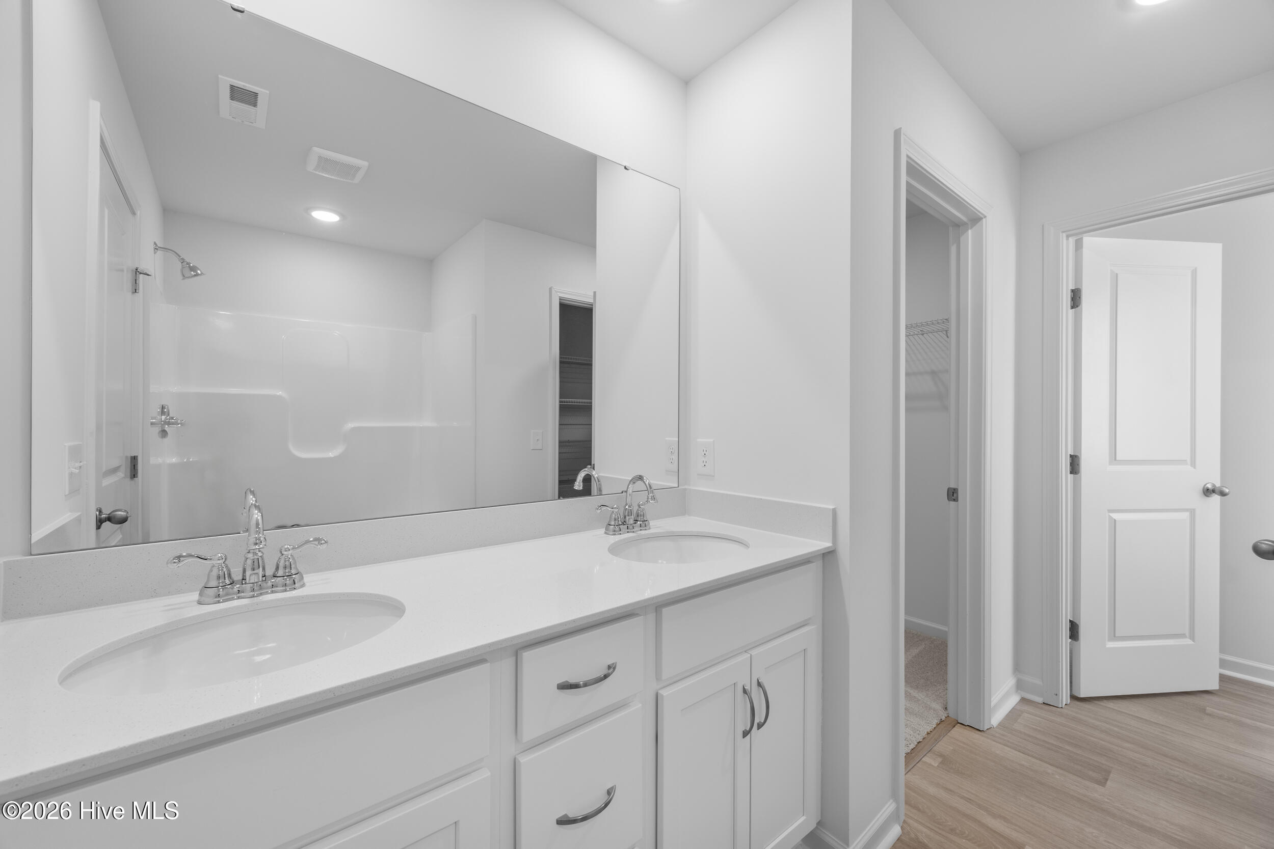 100548310 | Photo 21