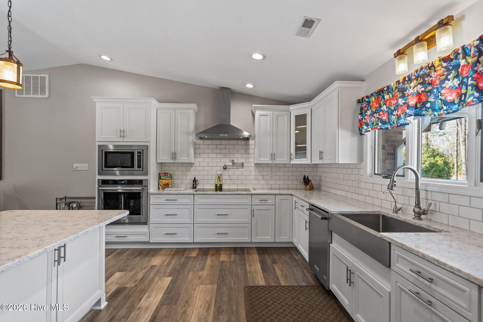 100554054 | Photo 40