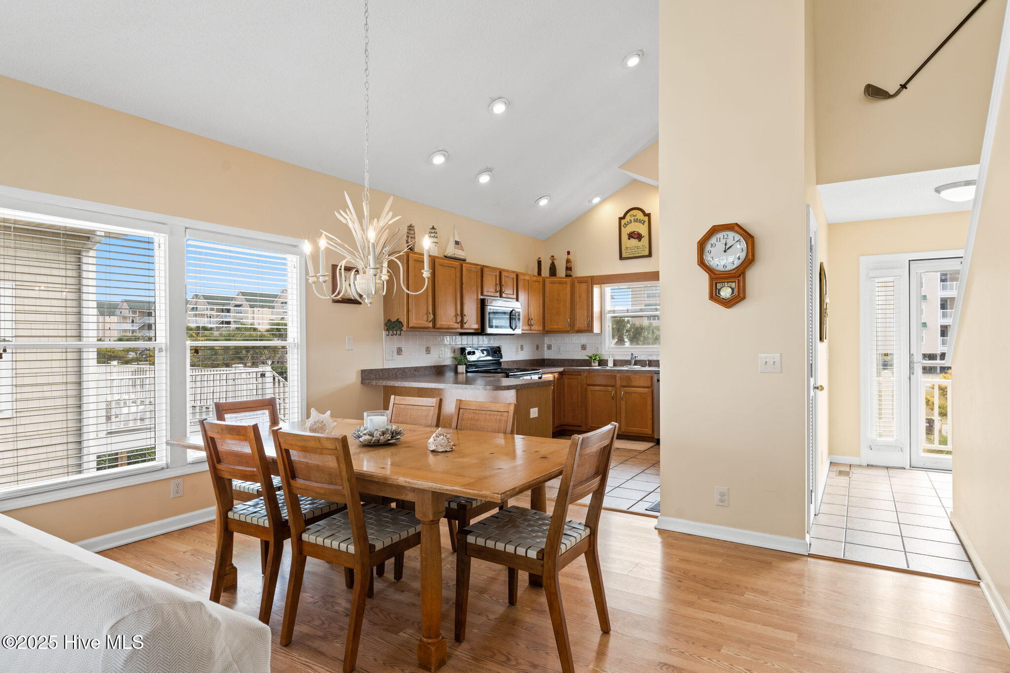 100532728 | Photo 19