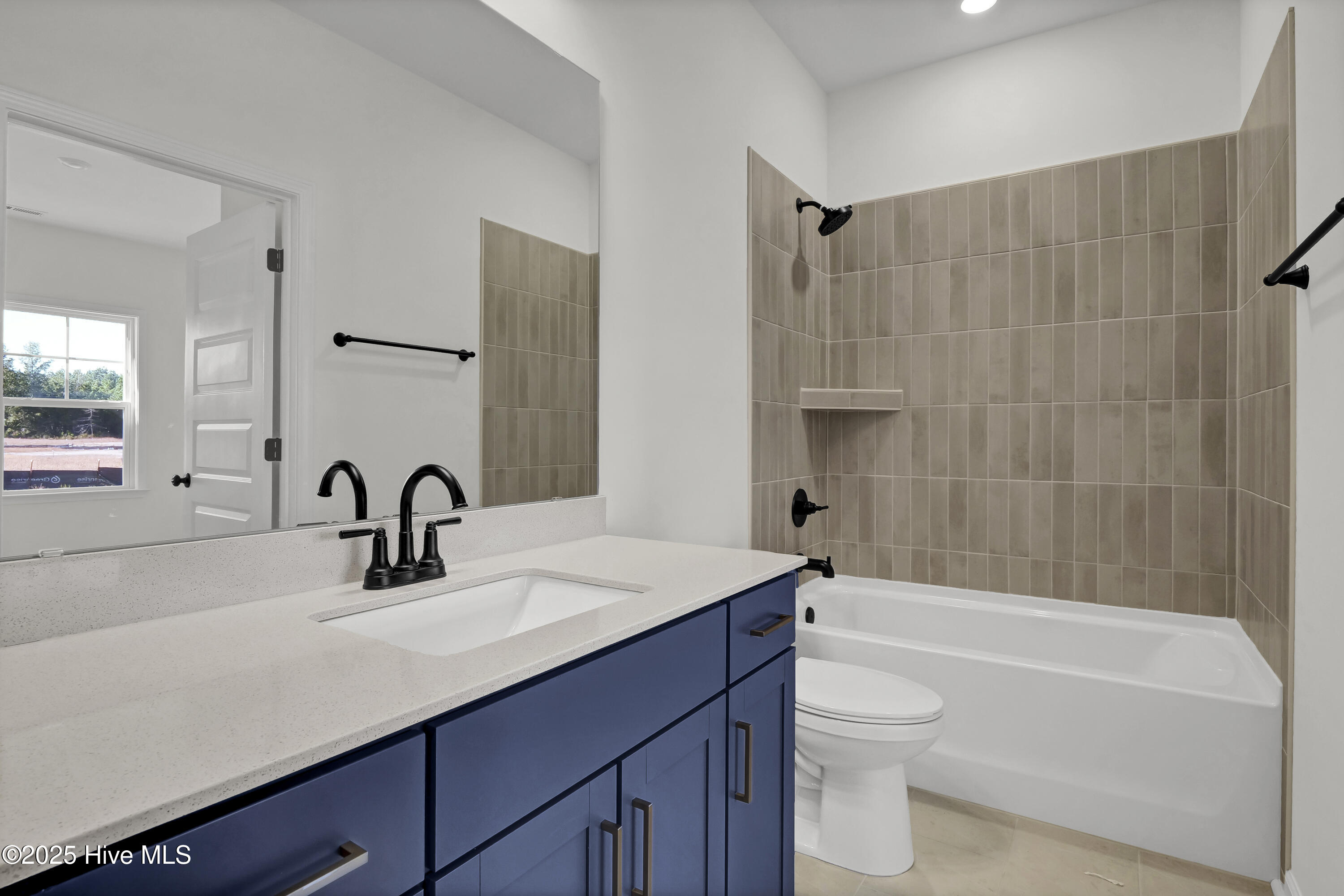 100518809 | Photo 15