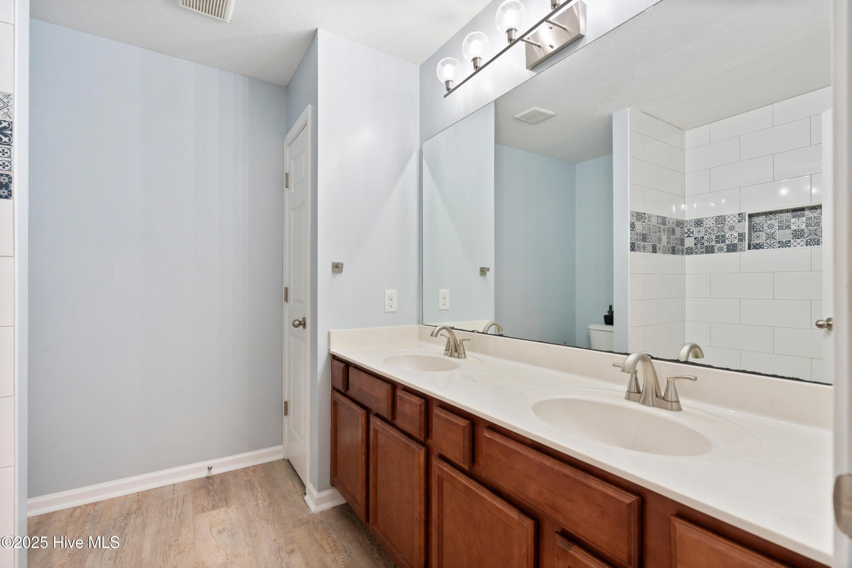 100536267 | Photo 27