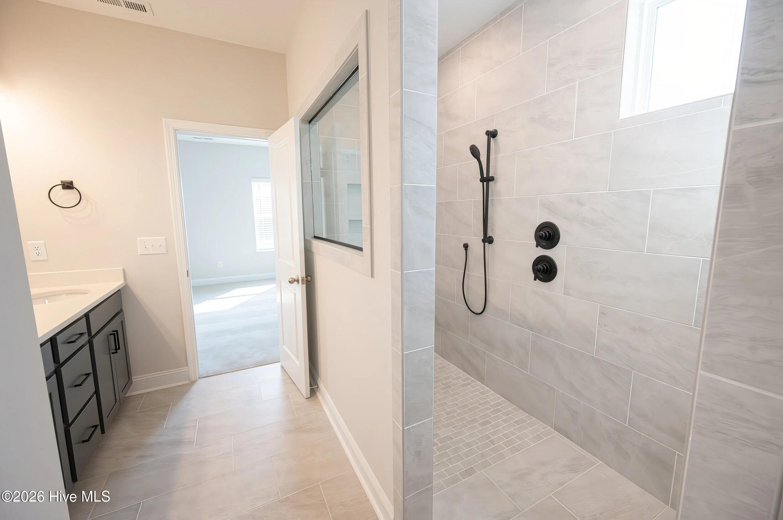 100554878 | Photo 23