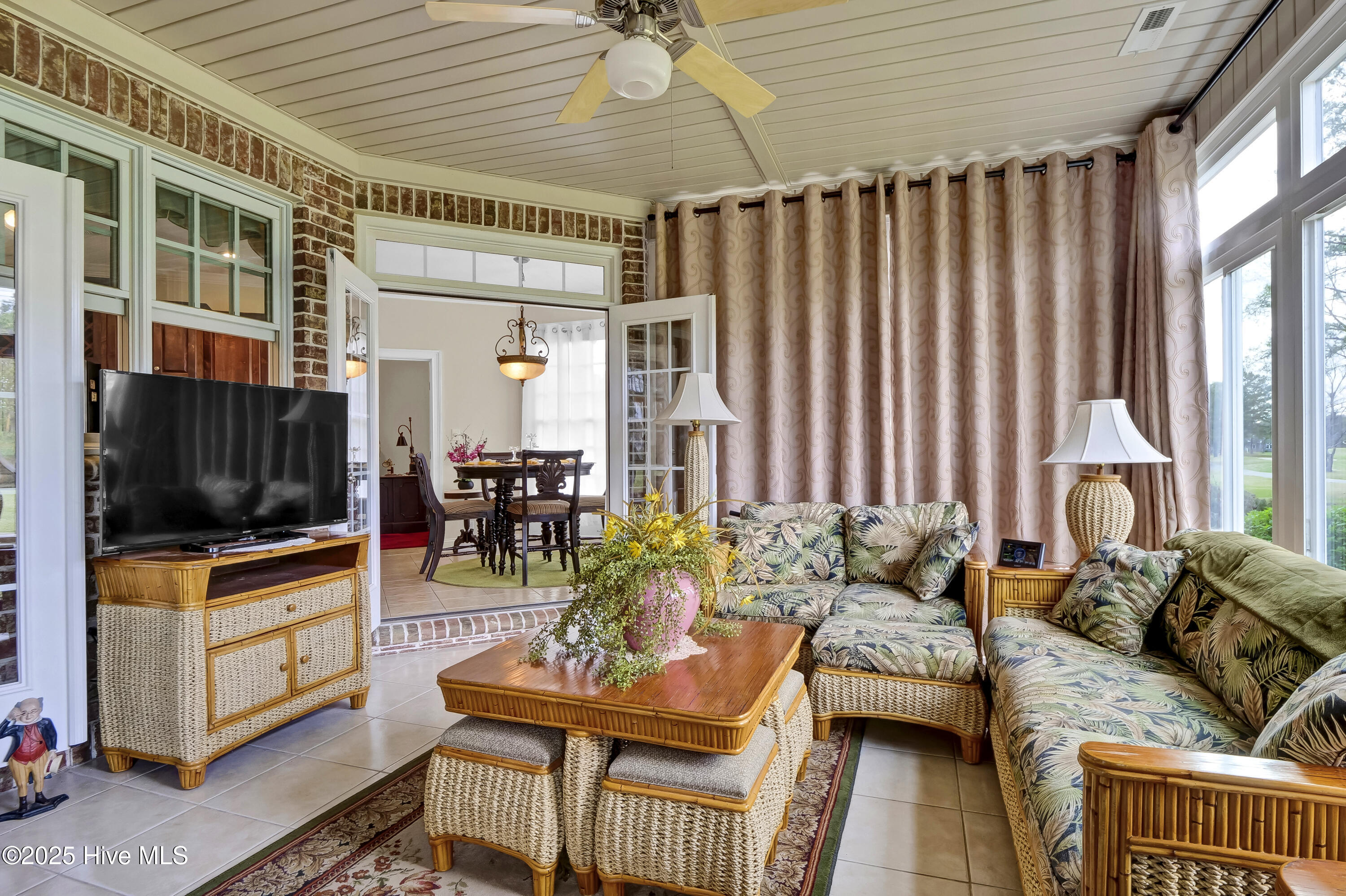 100499104 | Photo 13