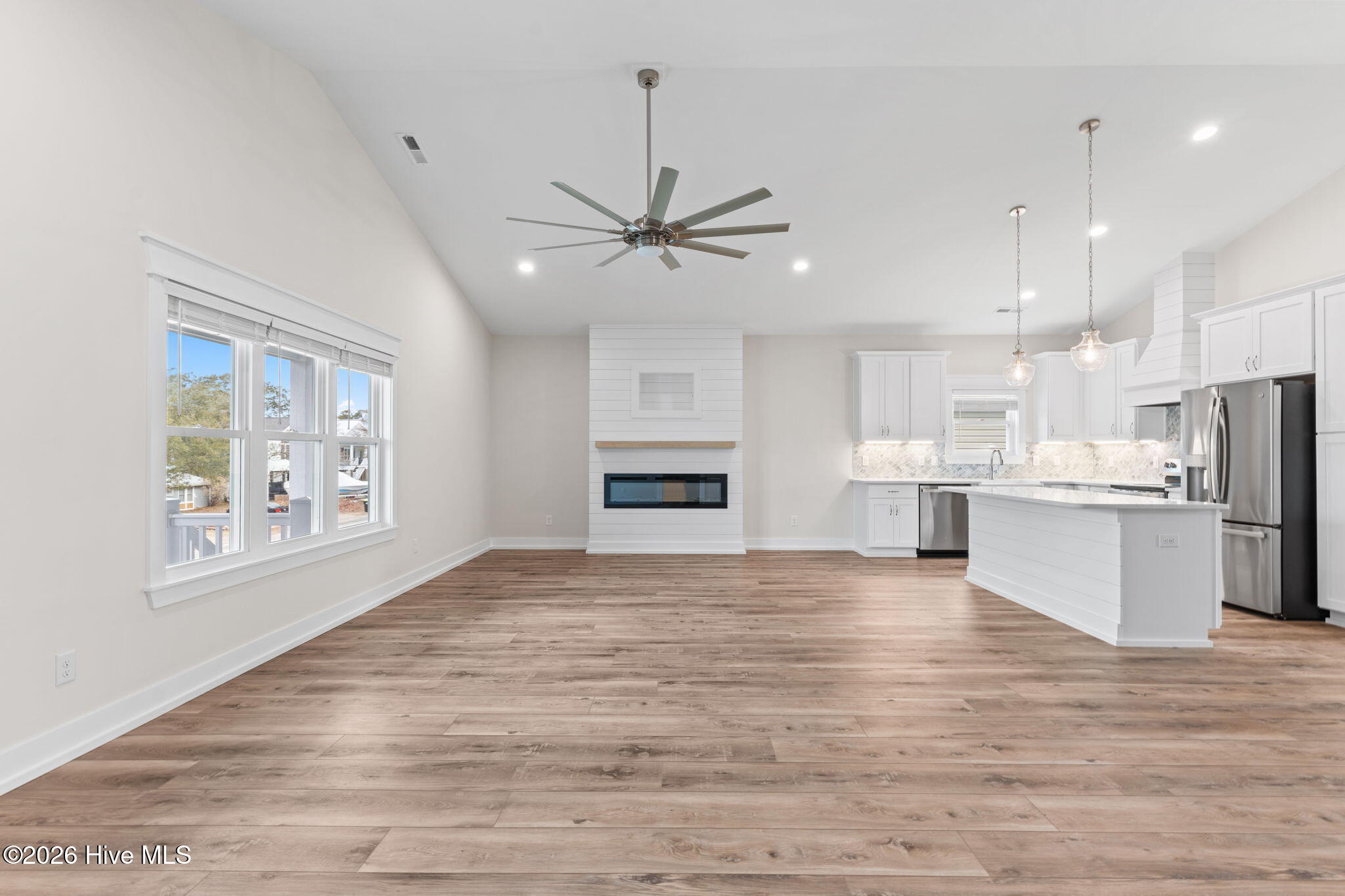 100558448 | Photo 14