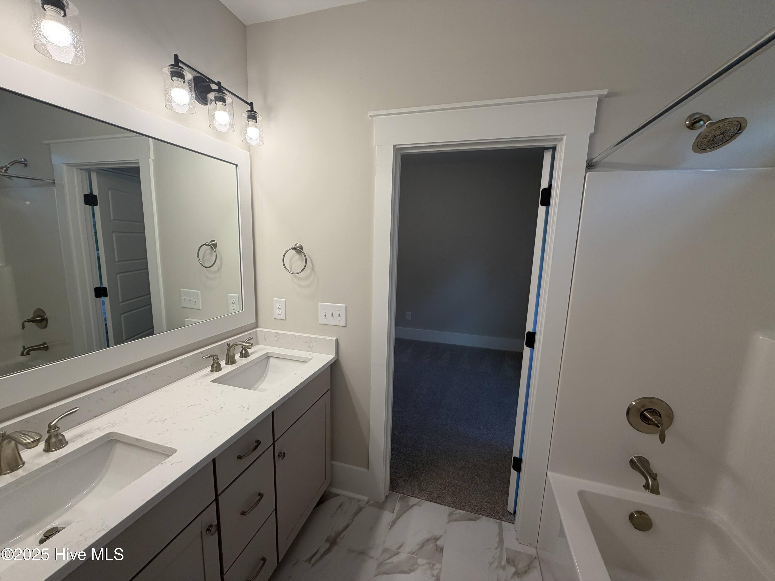 100521695 | Photo 33