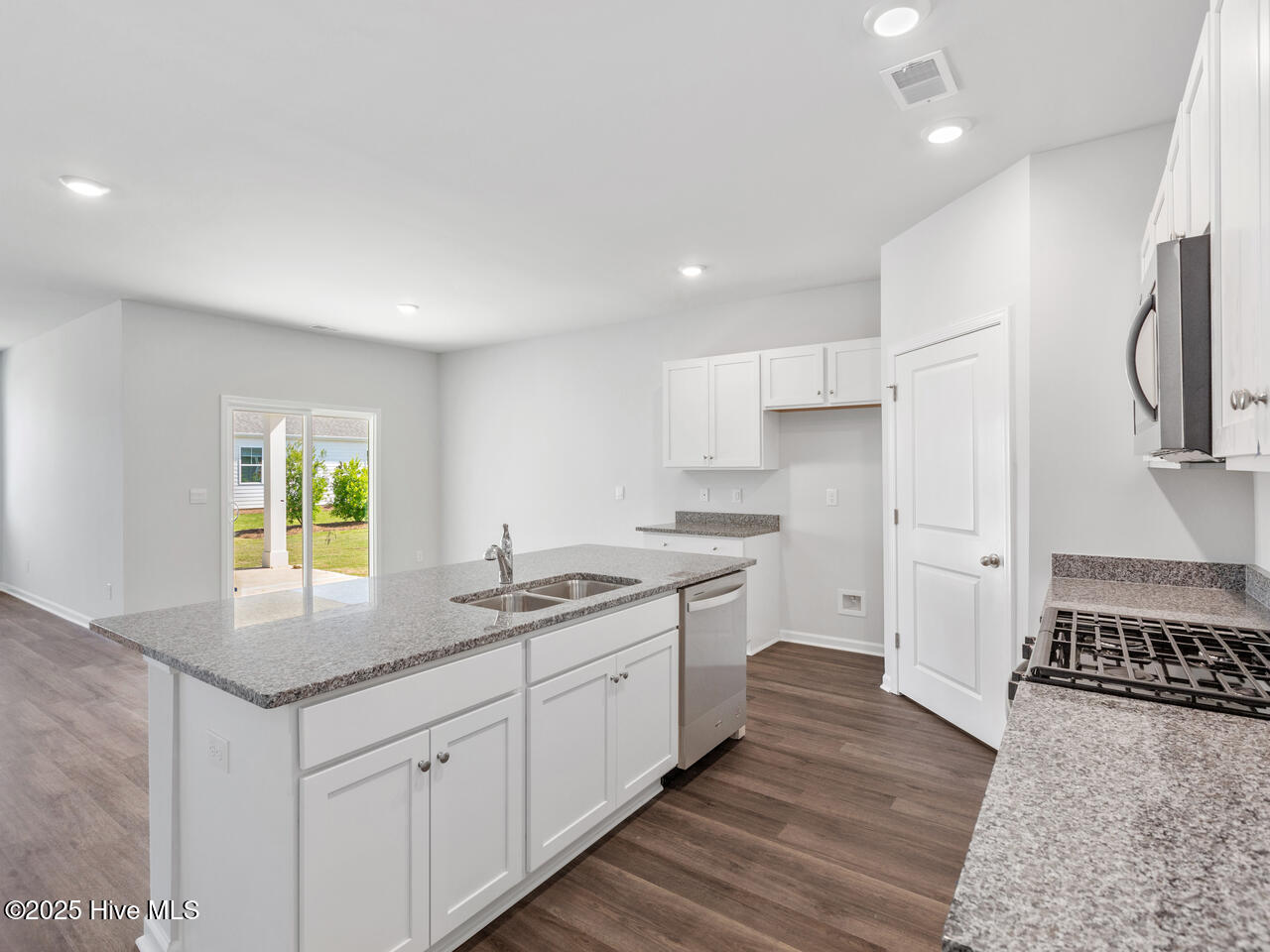 100547716 | Photo 10