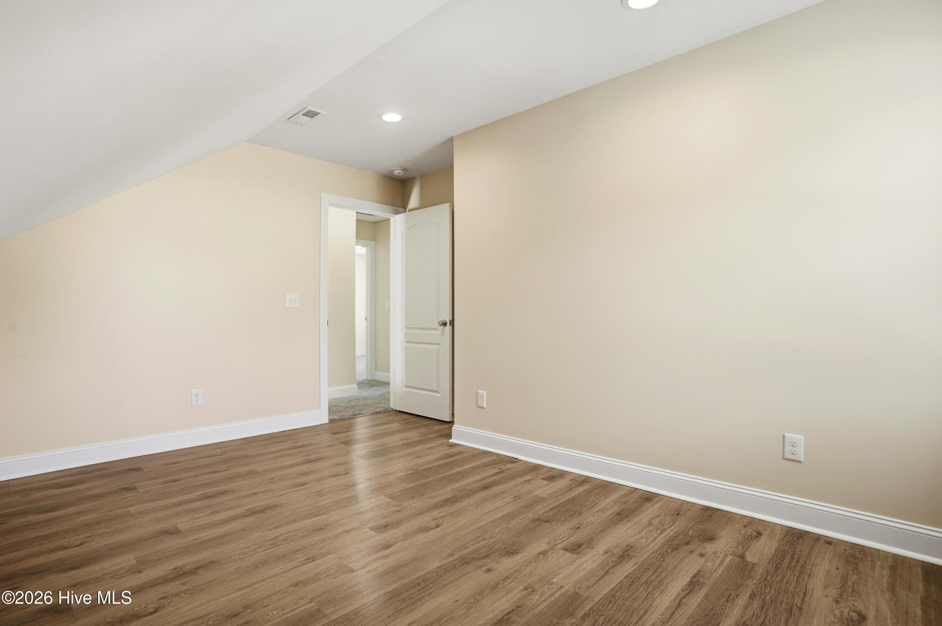 100552828 | Photo 33